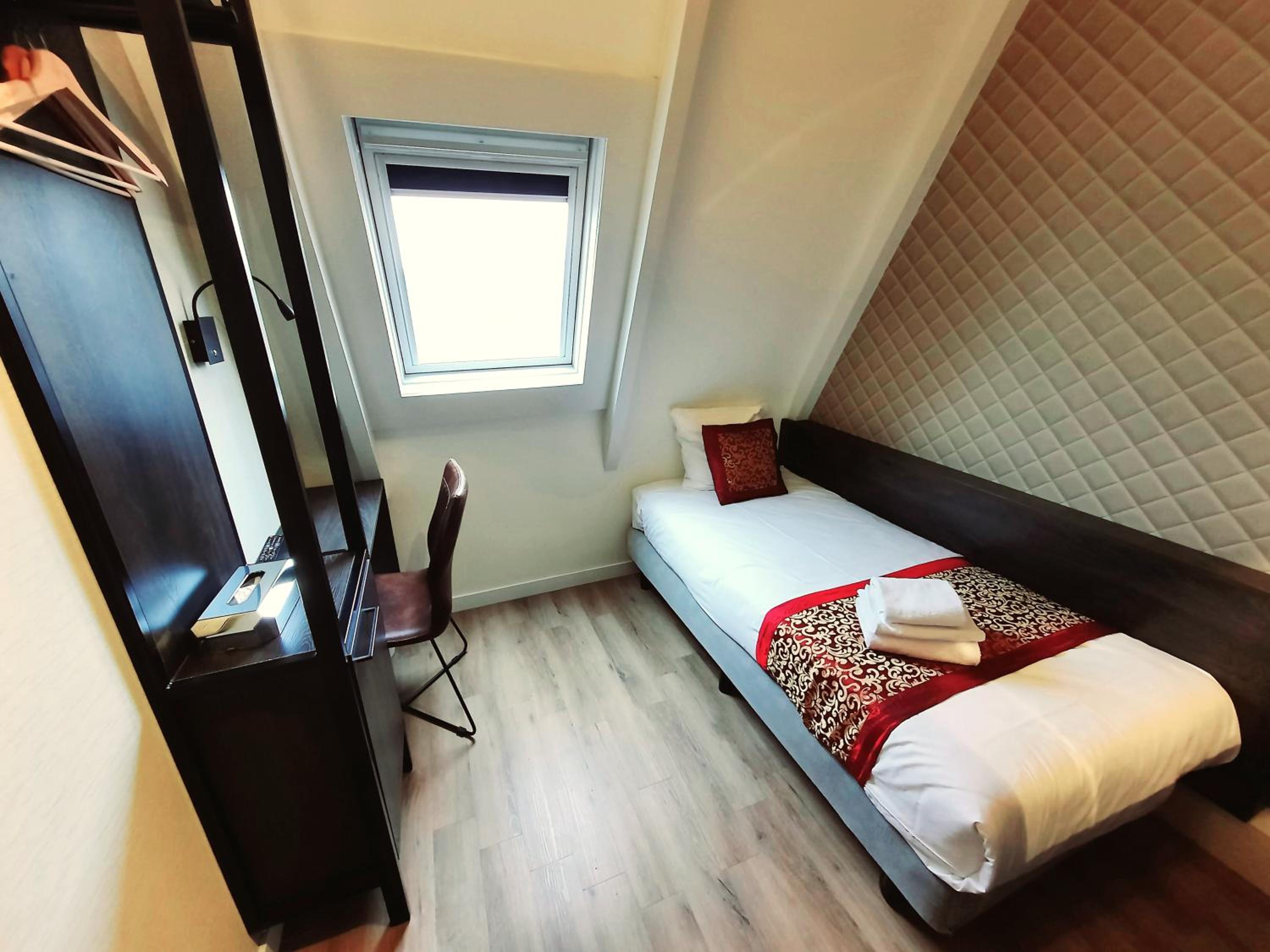 Single Room with Shared Bathroom