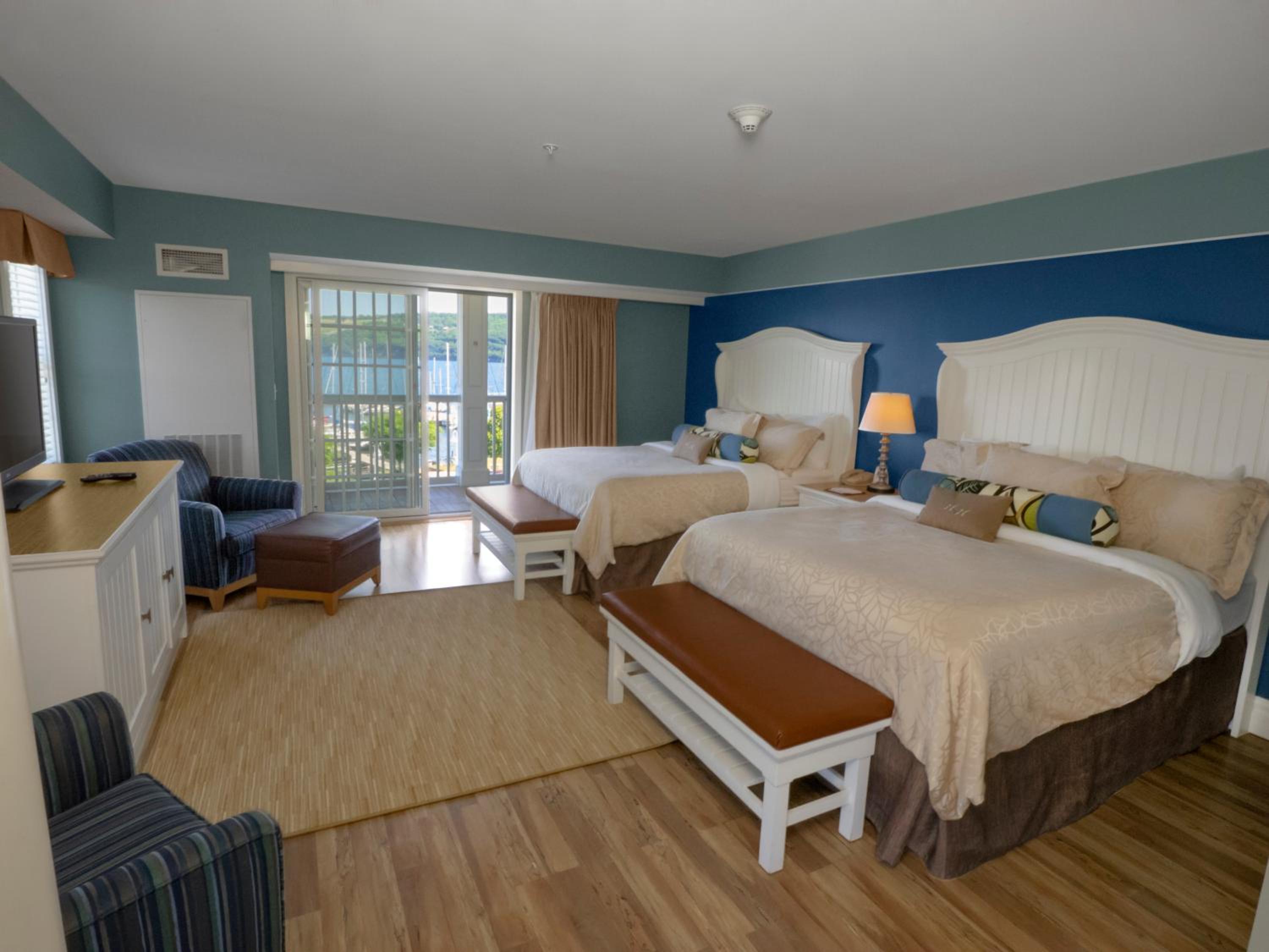 Deluxe Queen Room with Patio and Lake View
