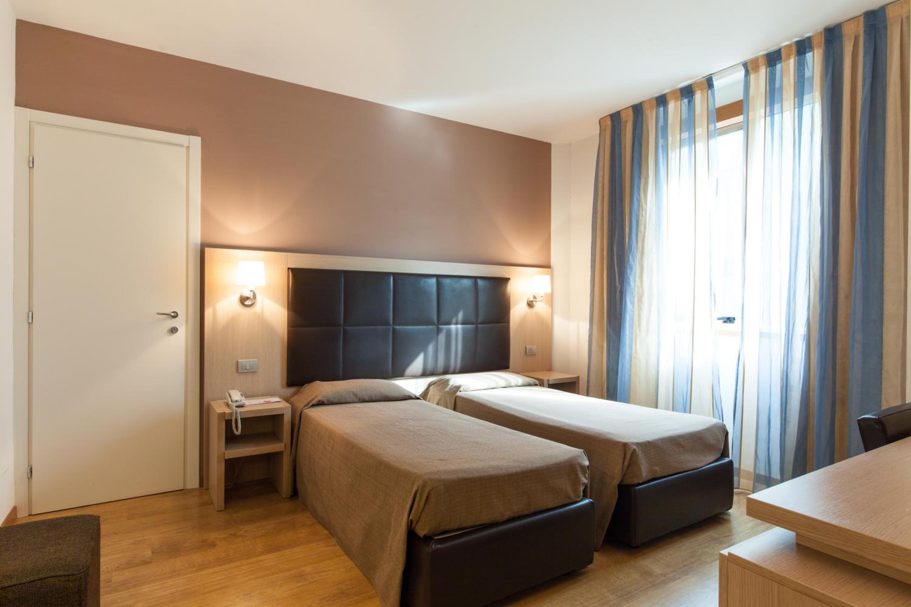 Twin Room - Photo 2