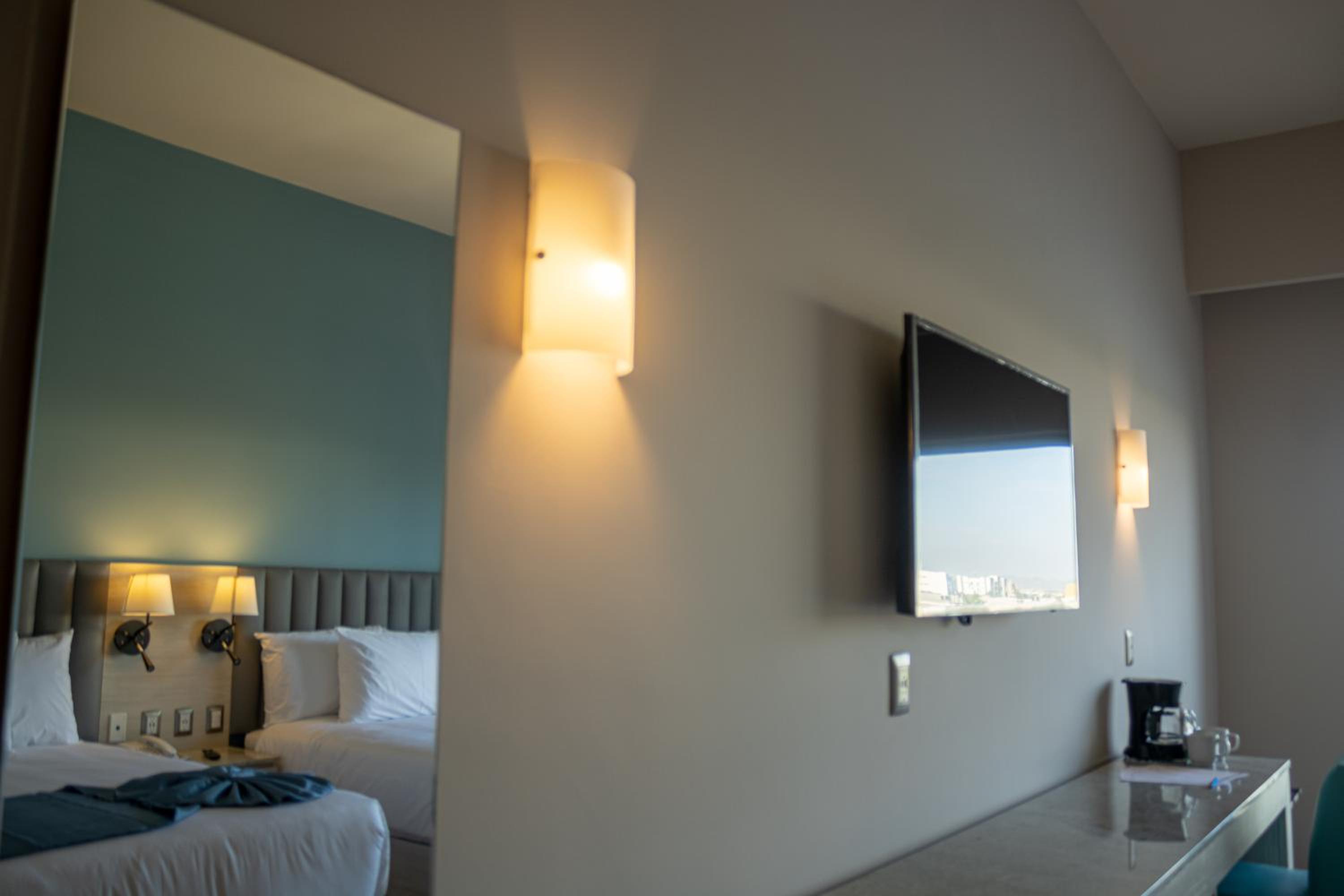 King Room with Lake View - Photo 4