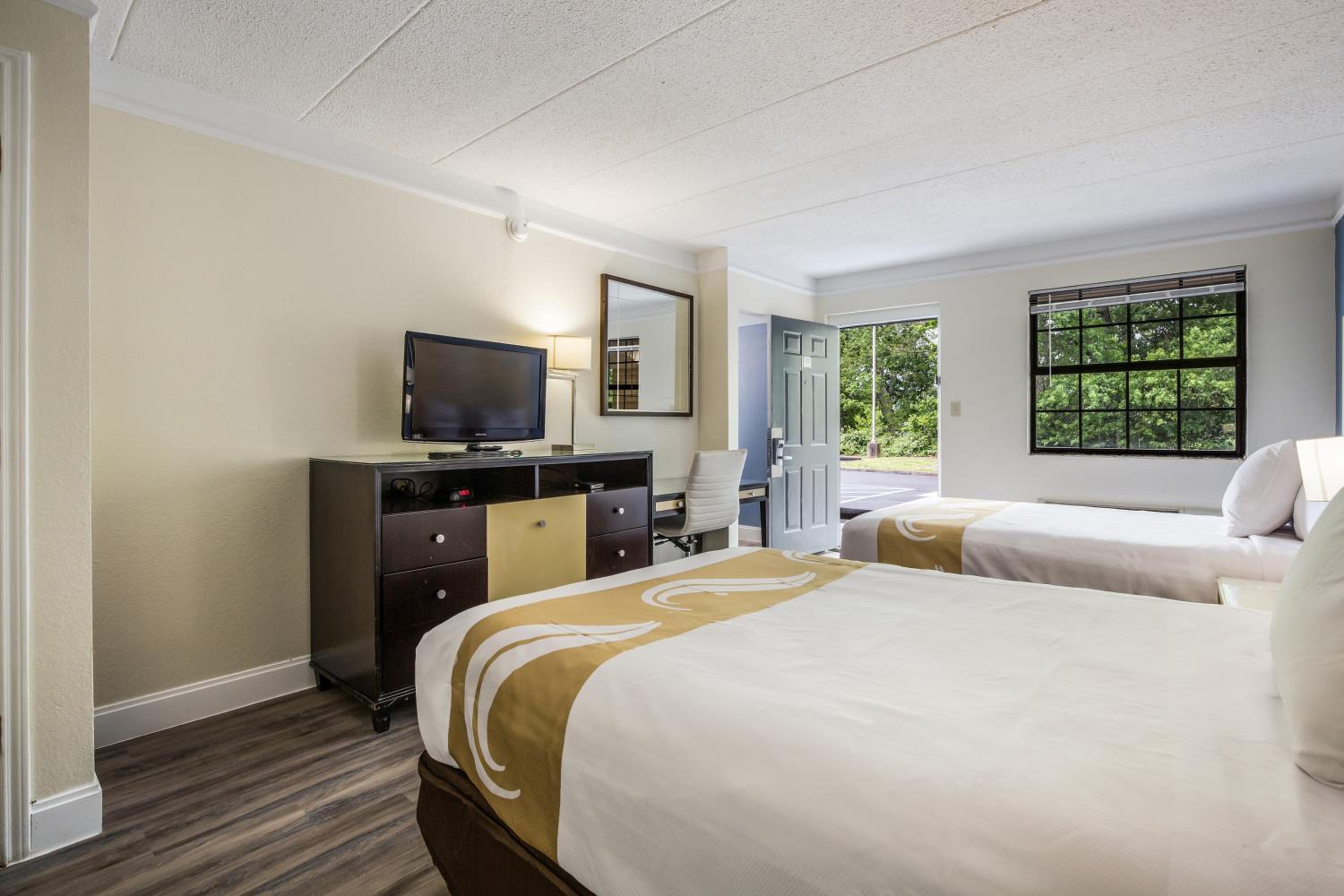 Double Room with Two Double Beds - Non-Smoking - Photo 2