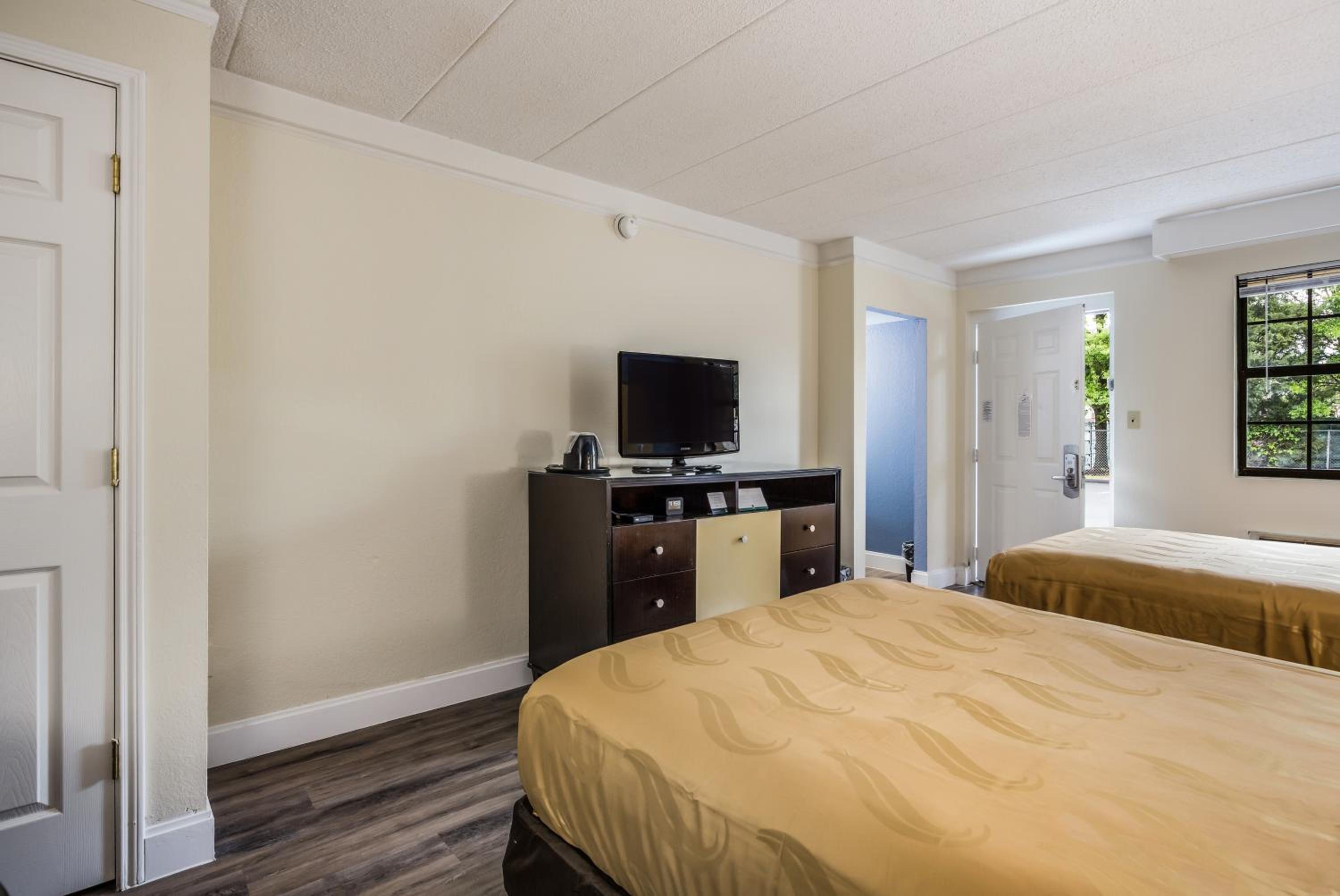 Double Room with Two Double Beds - Non-Smoking - Photo 1