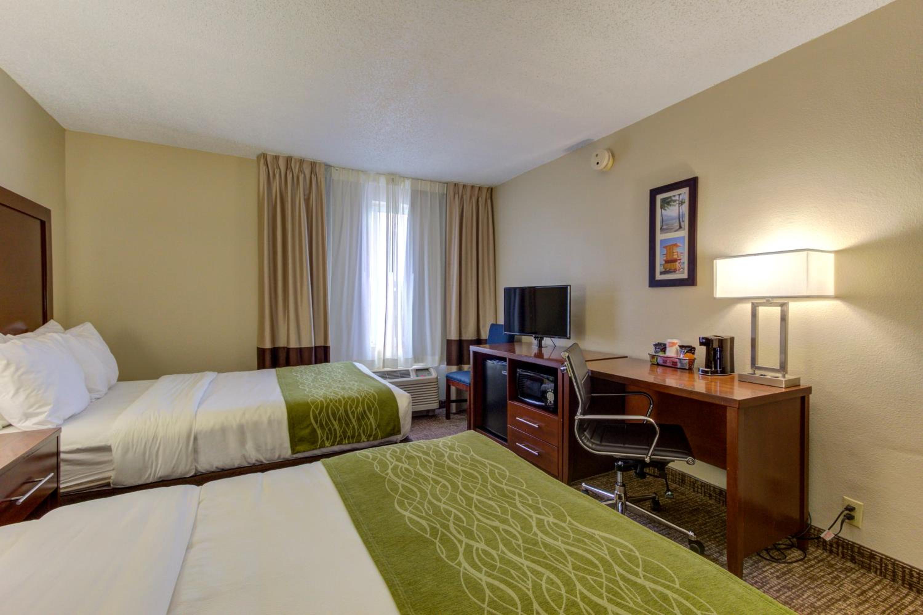 Double Room with Two Double Beds - Accessible/Non-Smoking/1st Floor - Photo 2
