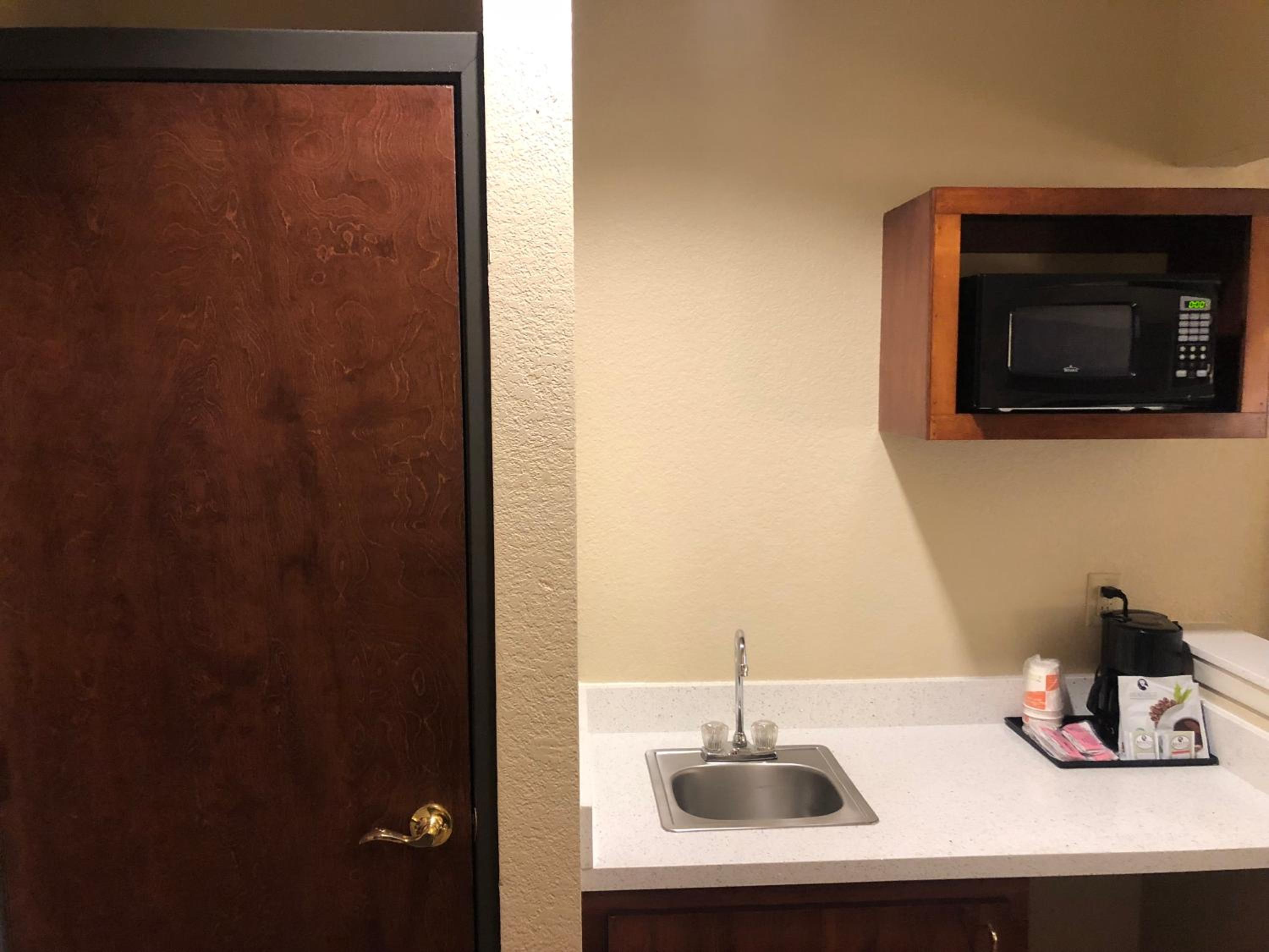King Room - Non-Smoking - Photo 5