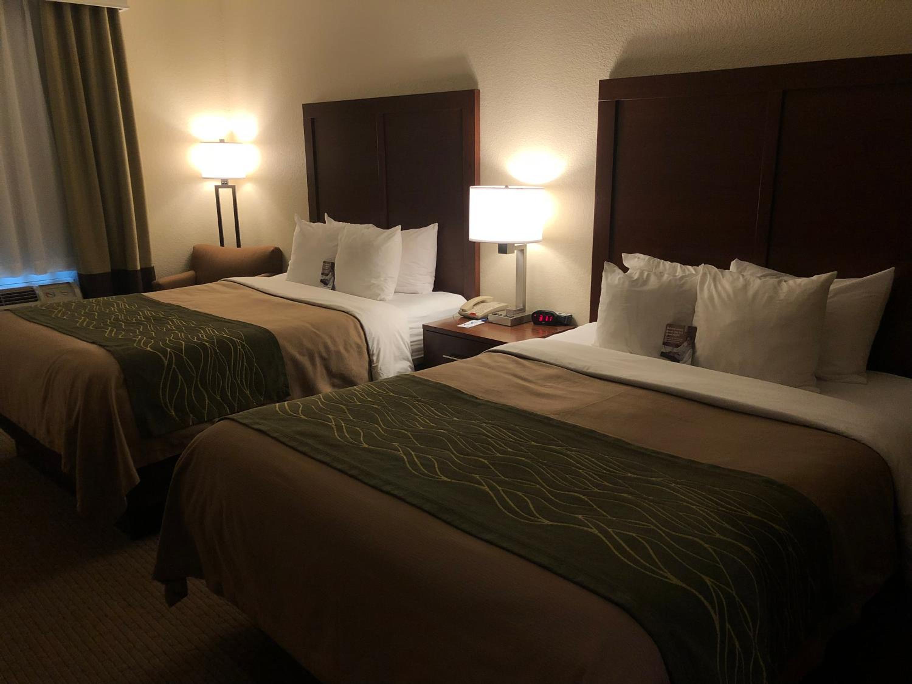 Queen Room with Two Queen Beds - Non-Smoking - Photo 7