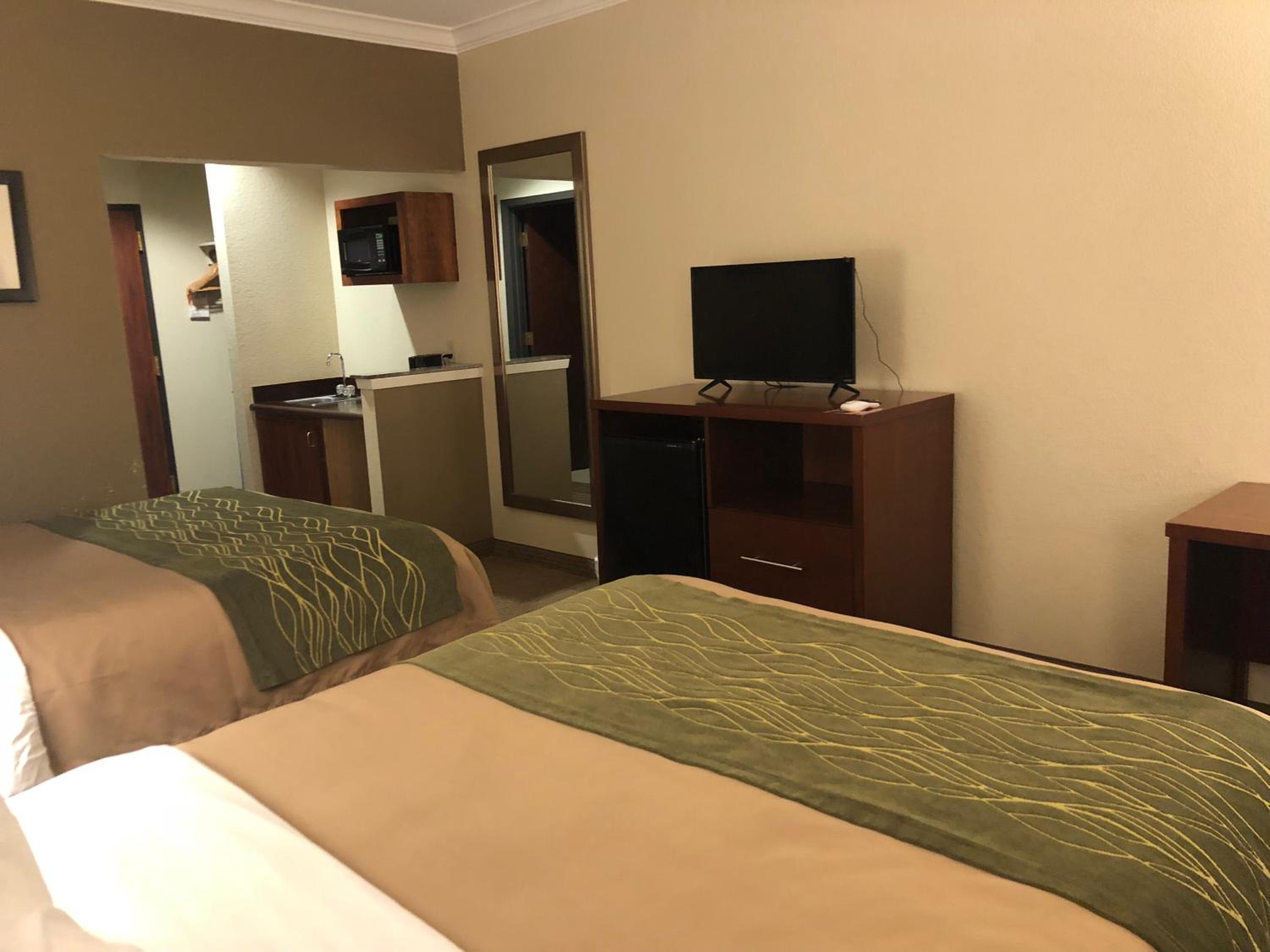 Queen Room with Two Queen Beds - Non-Smoking - Photo 4