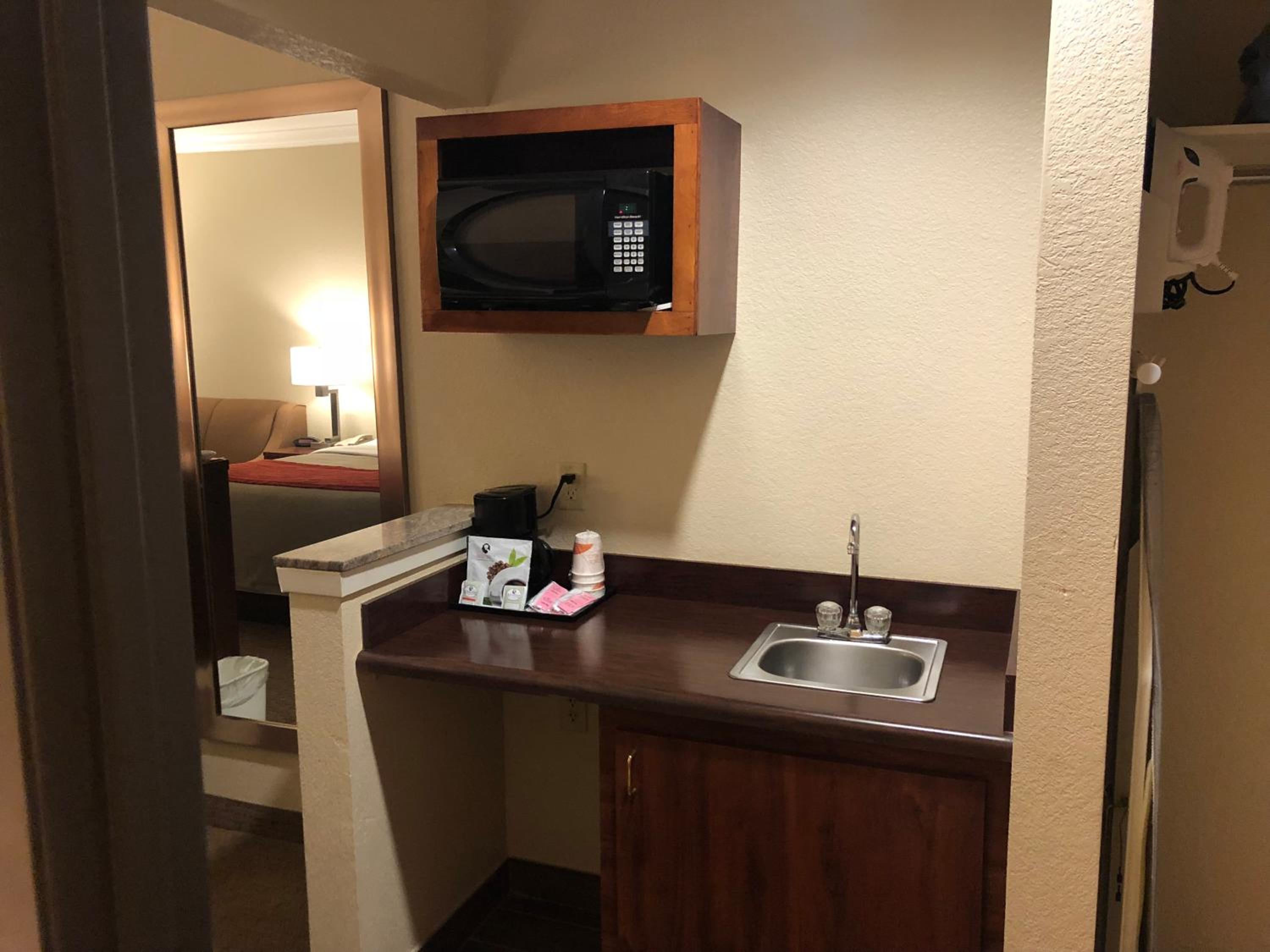 King Room - Non-Smoking - Photo 4