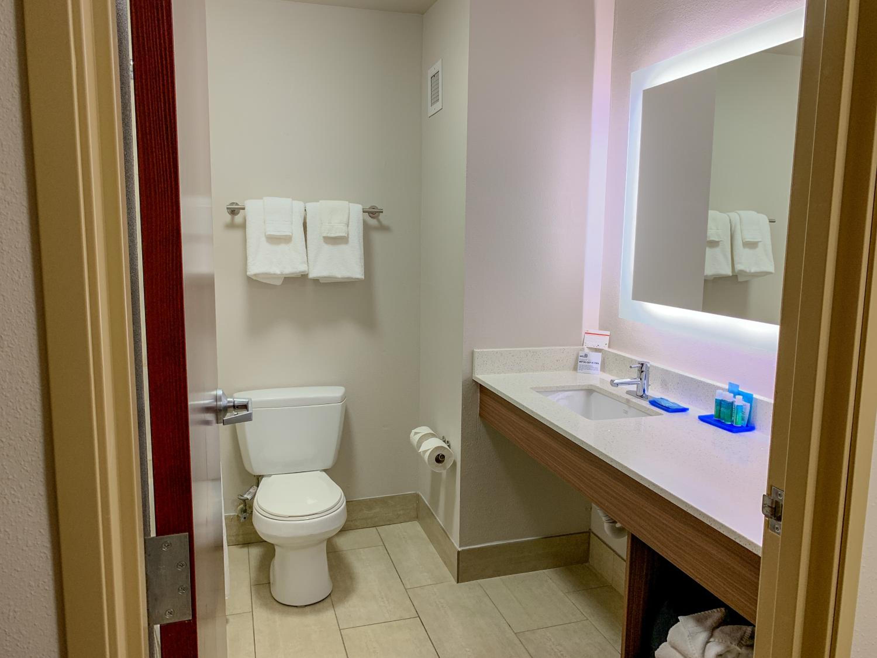 King Room - Mobility Access/Roll in Shower - Non-Smoking - Photo 4