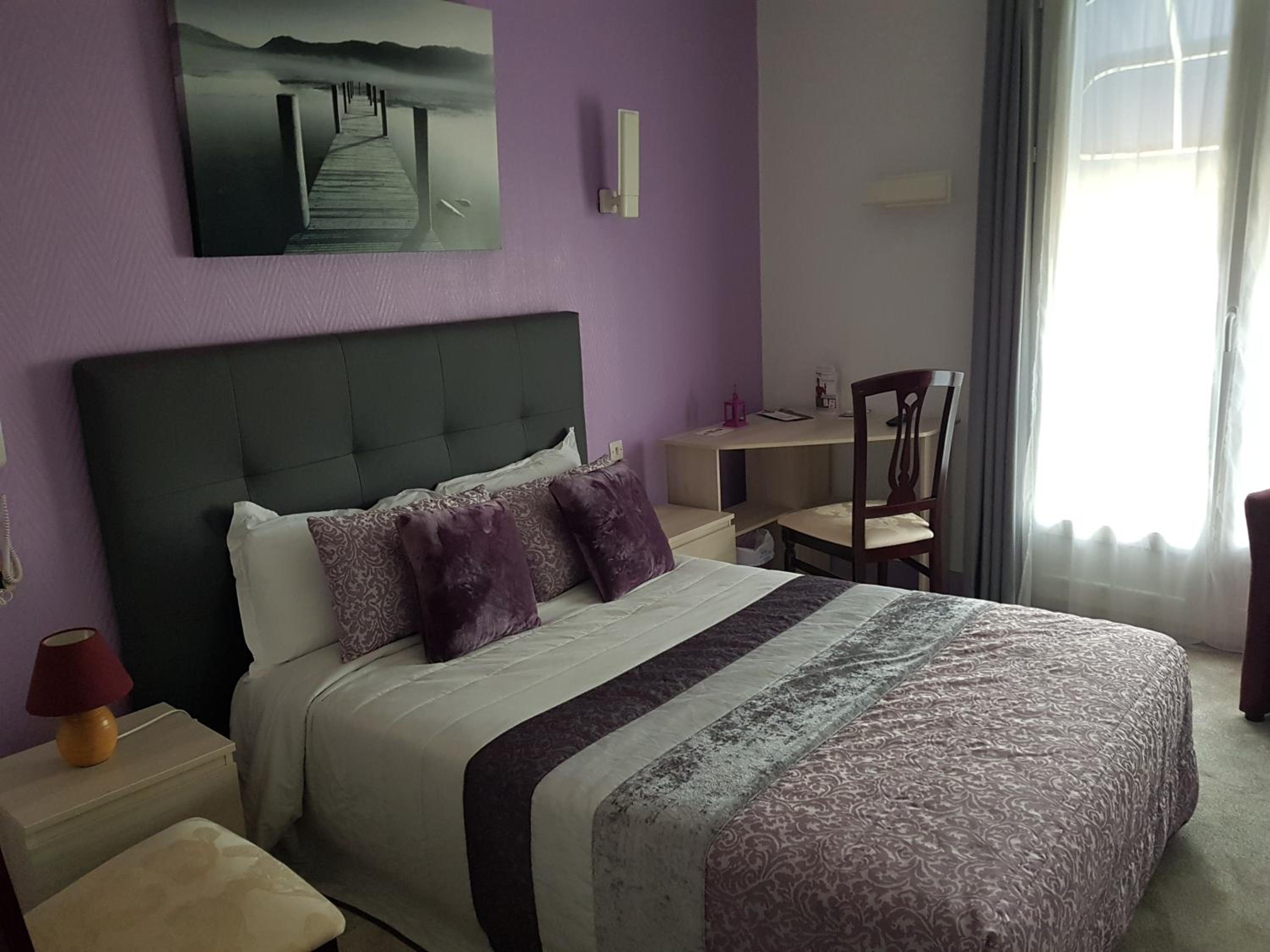 Double Room - Street Side