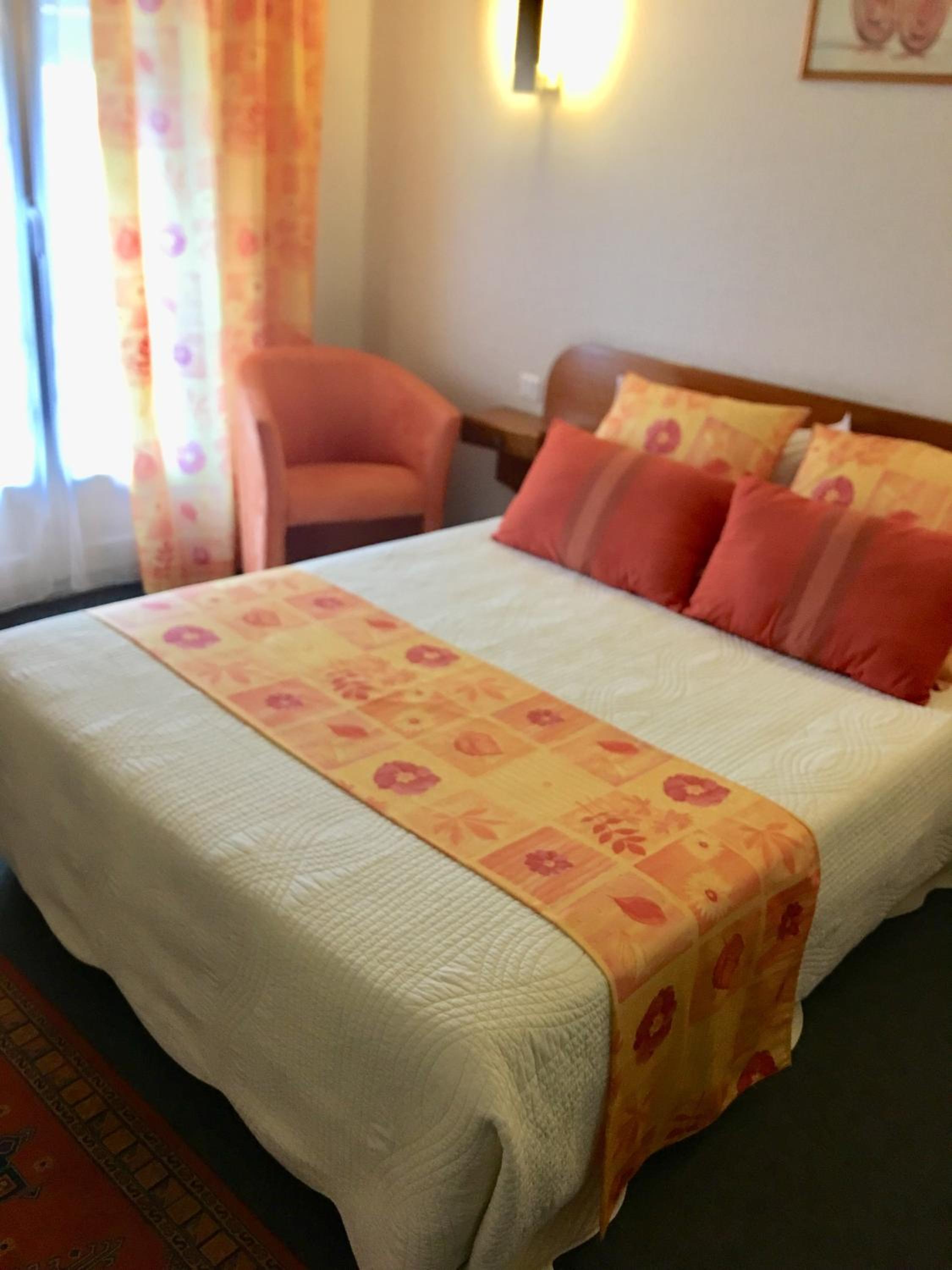 Double Room - Street Side - Photo 15