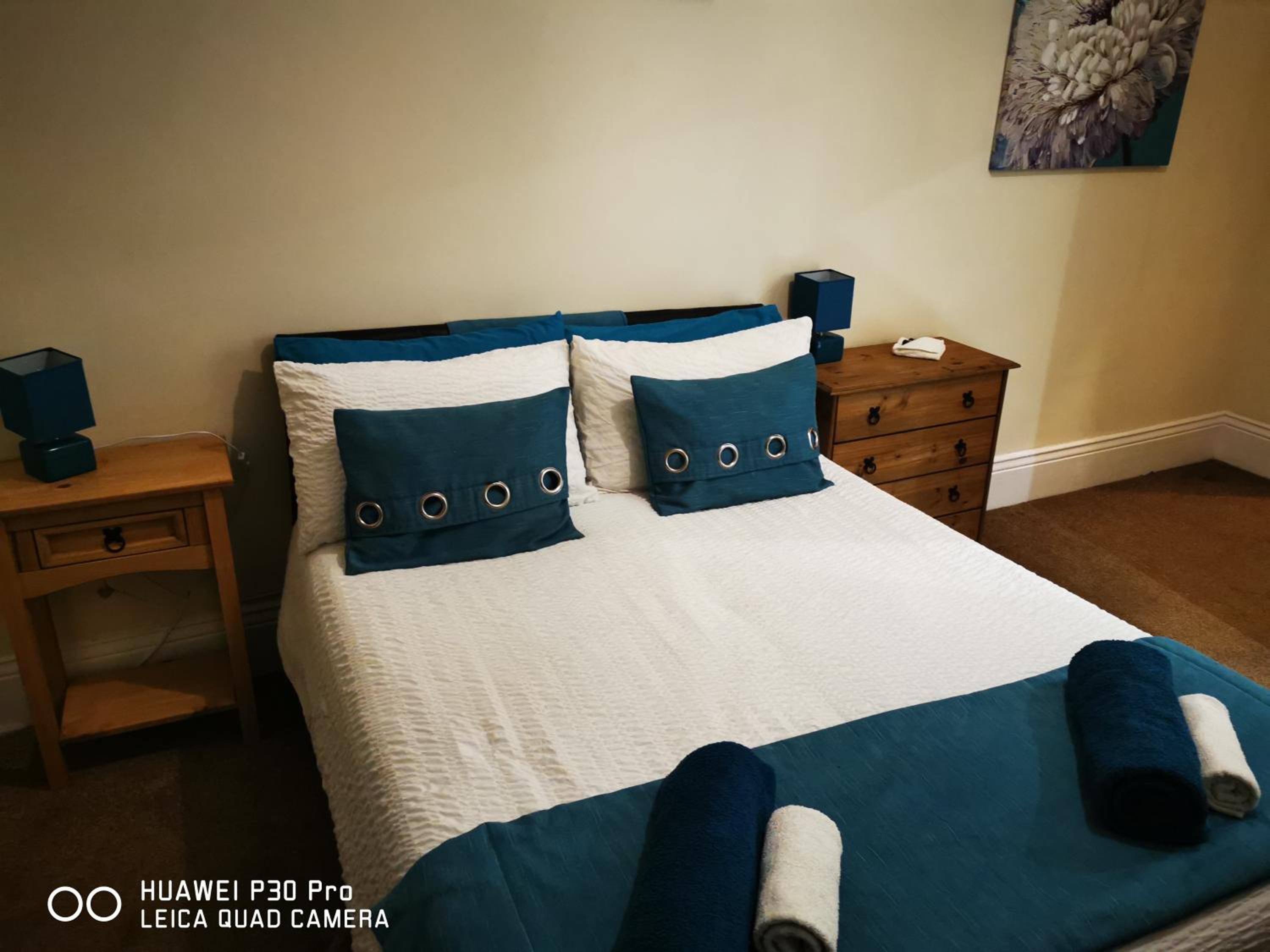 Deluxe Double Room with Shower - Photo 3