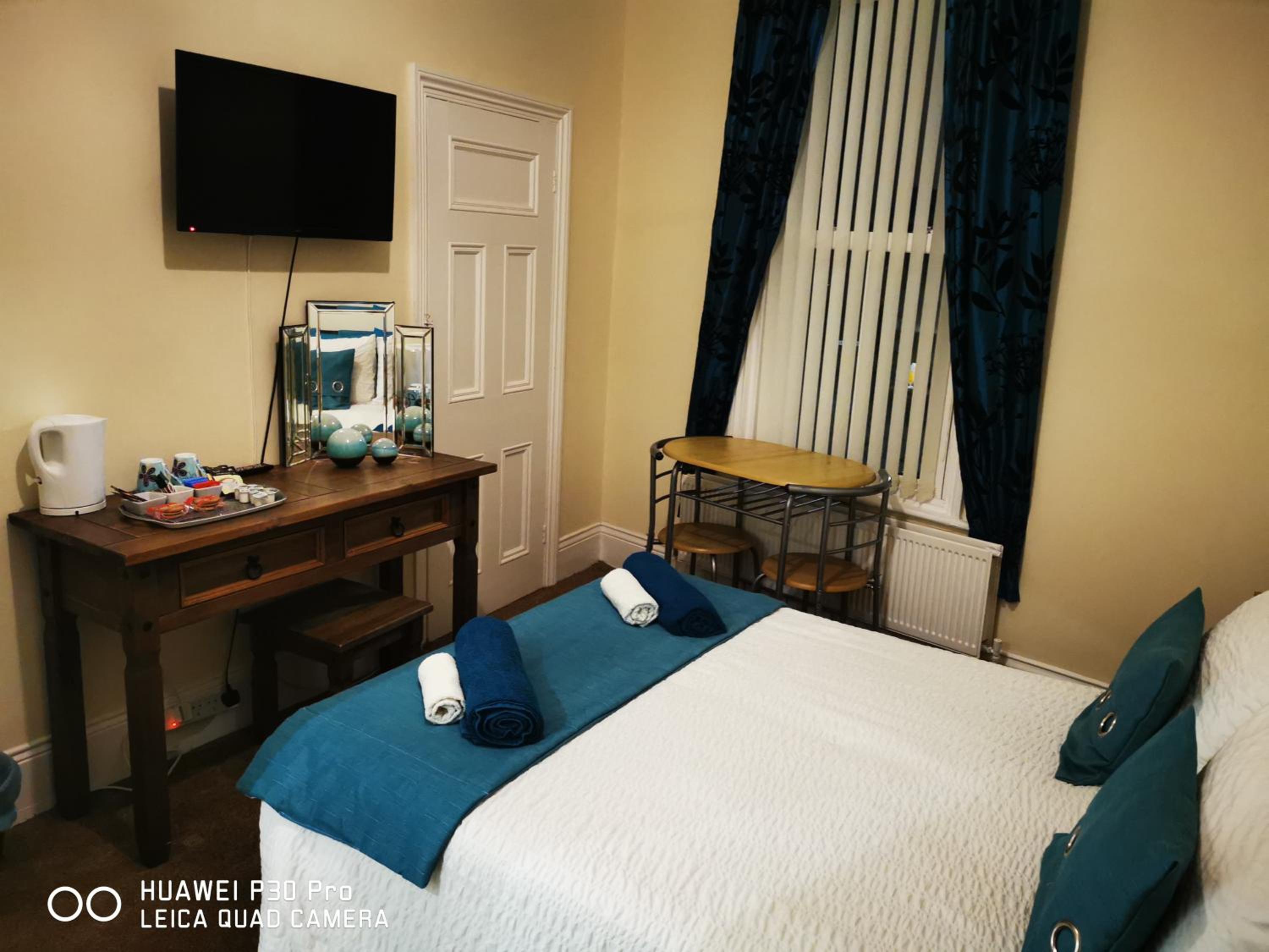 Deluxe Double Room with Shower - Photo 5