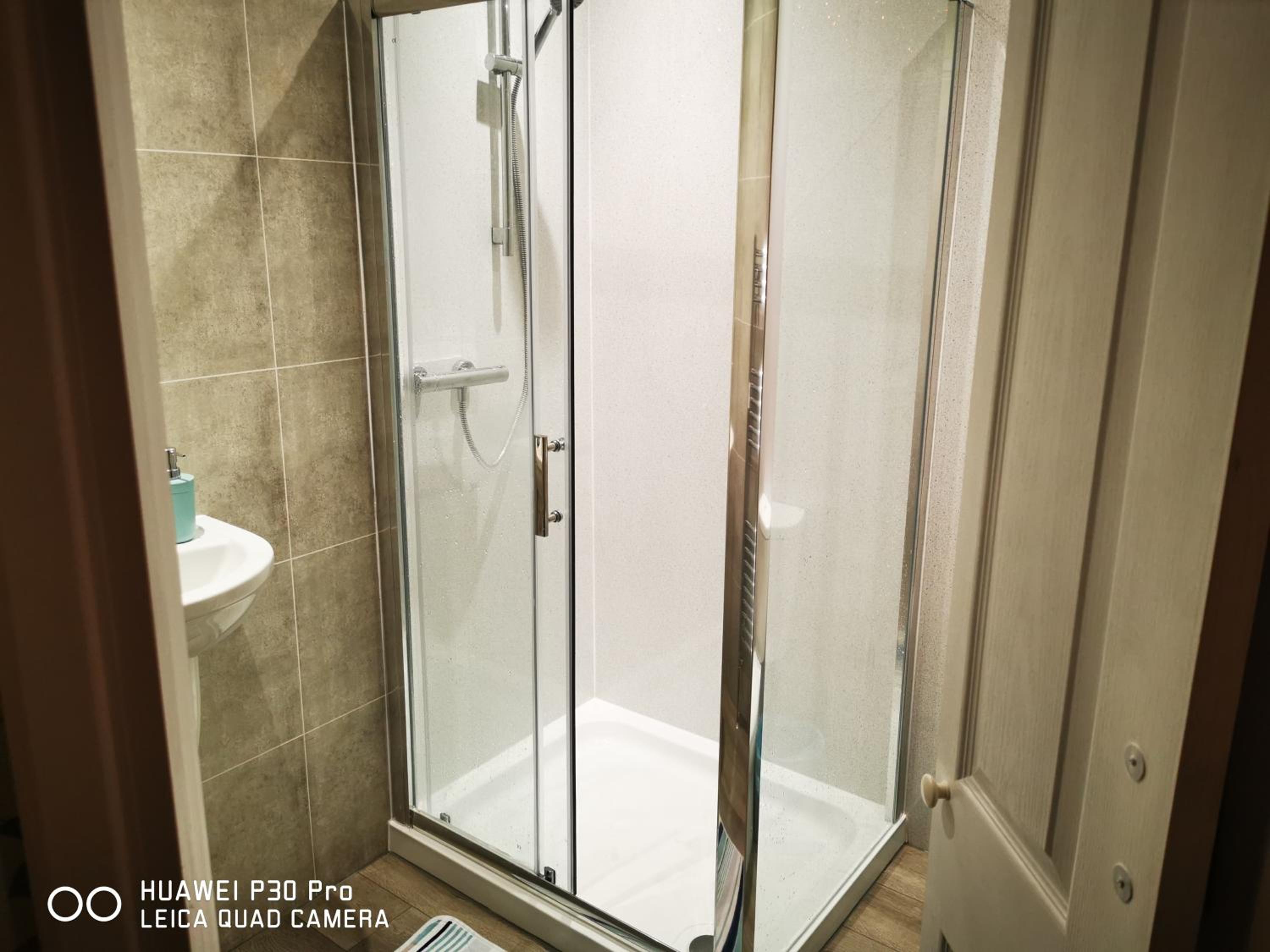 Deluxe Double Room with Shower - Photo 6