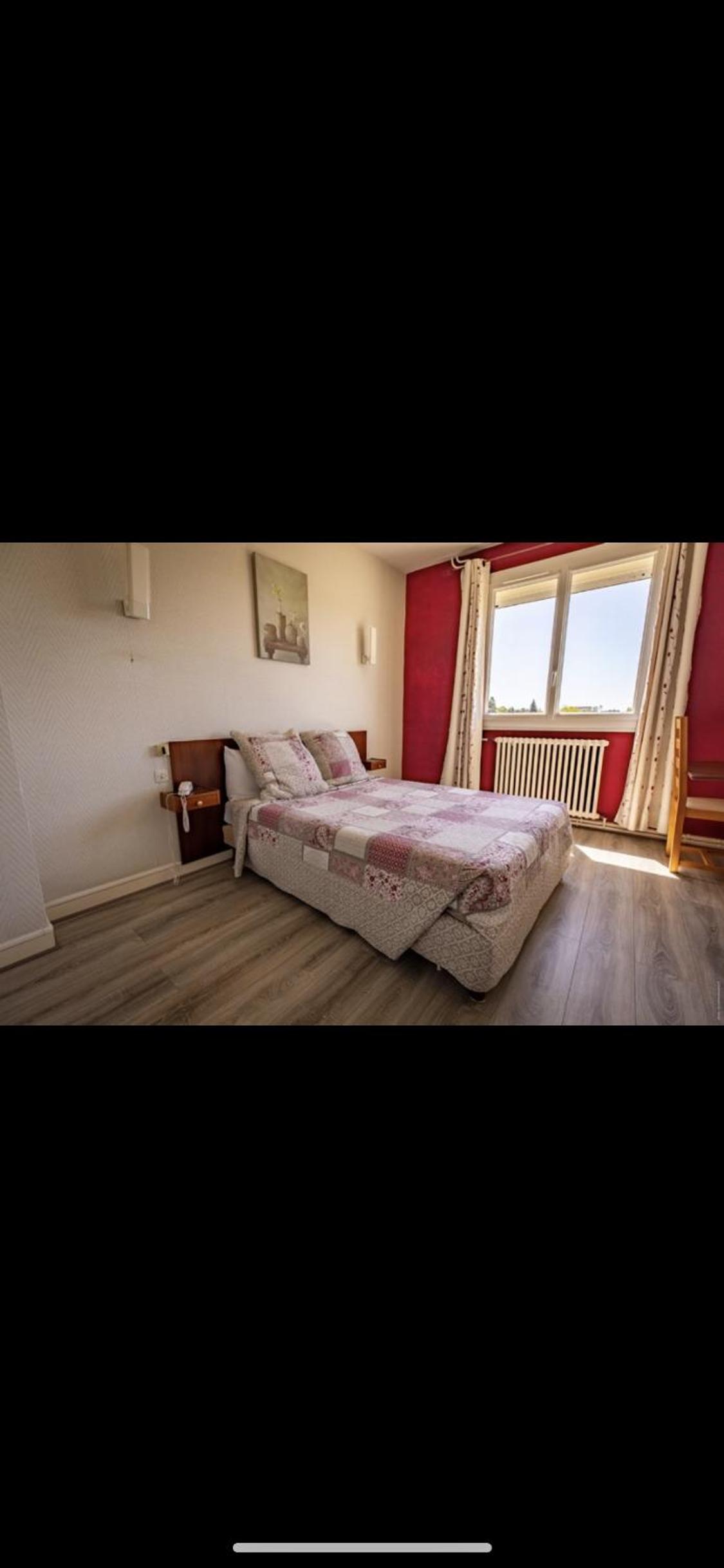 Double Room - Street Side - Photo 14