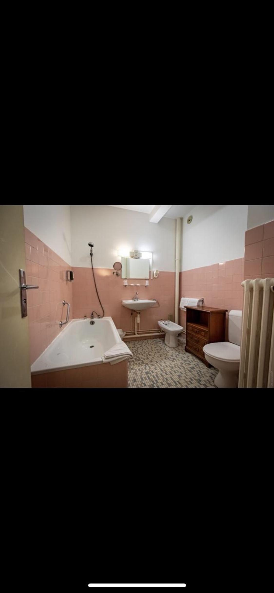 Double Room - Street Side - Photo 13