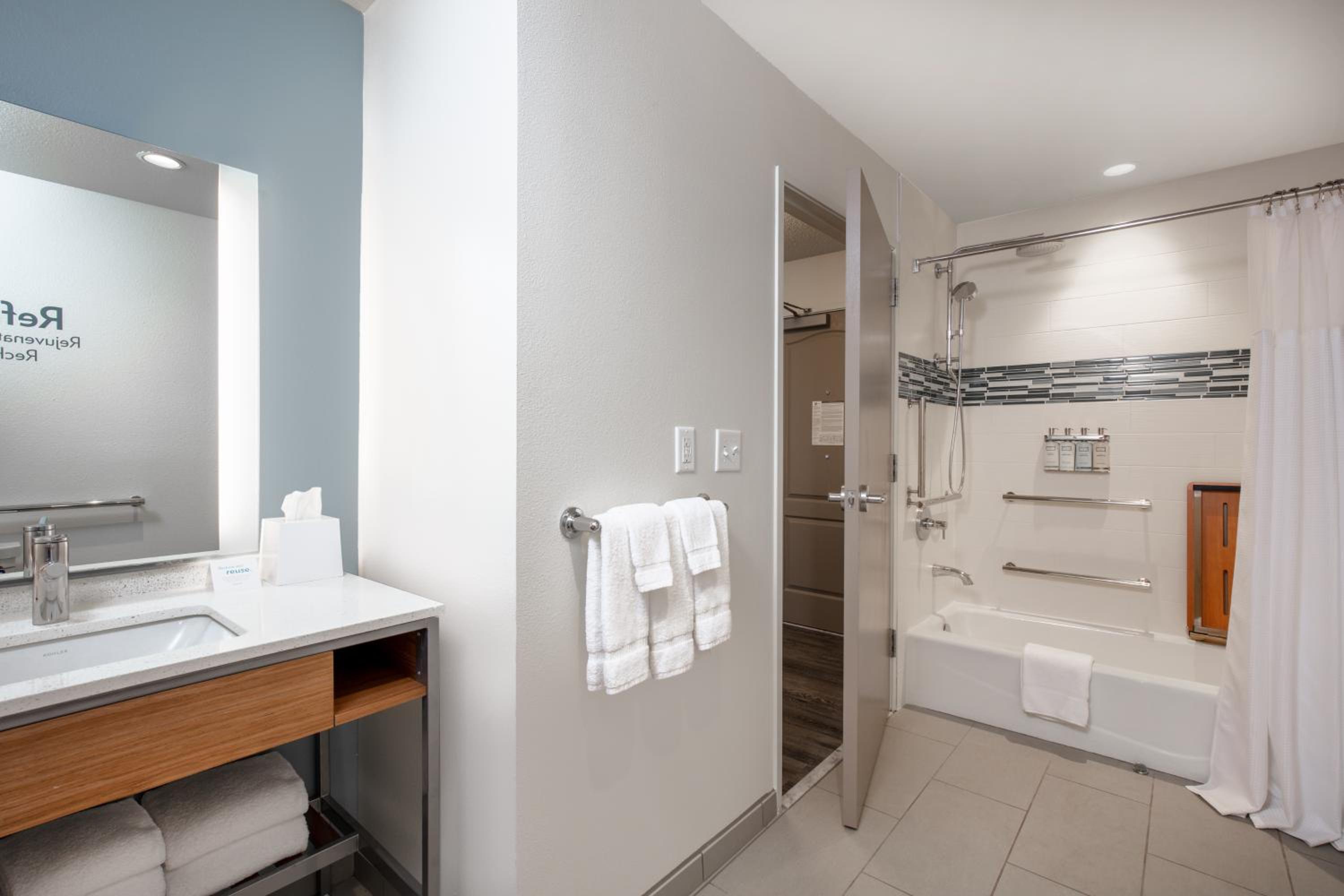 One-Bedroom Suite with Hearing Accessible Tub - Non-Smoking - Photo 2