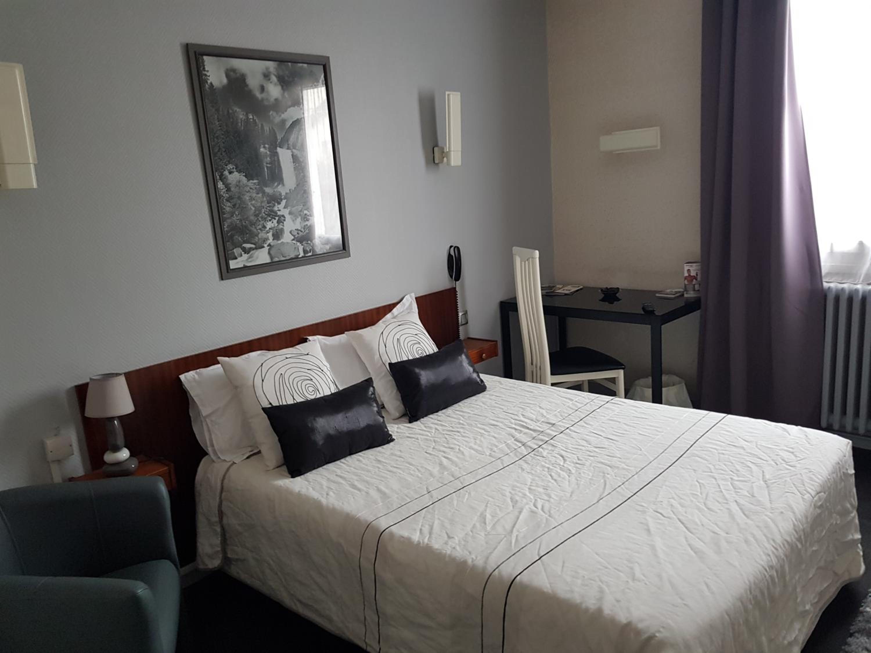 Double Room - Street Side - Photo 18