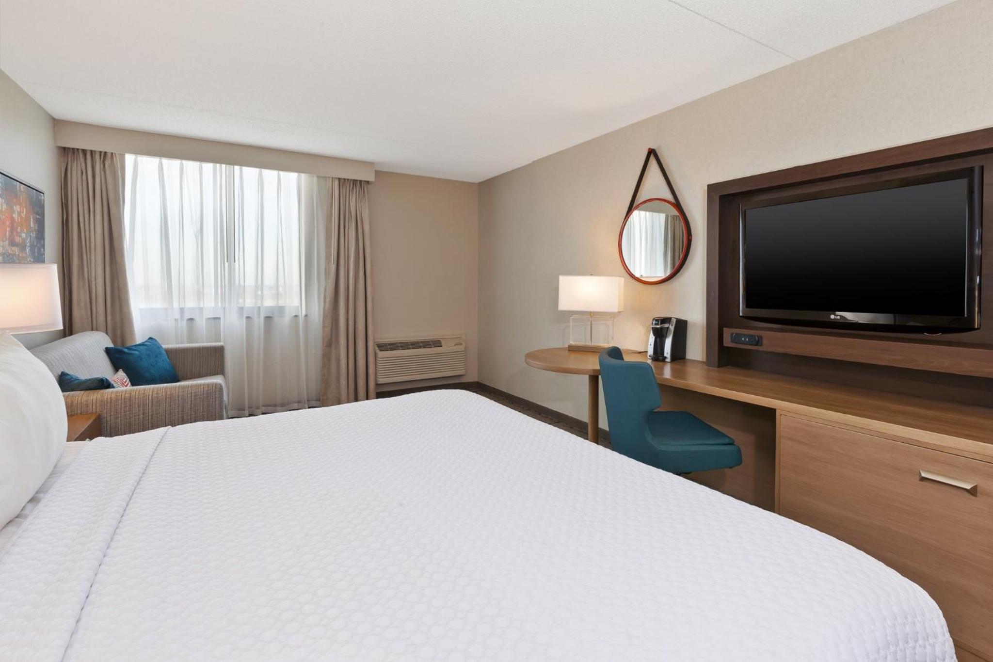 Standard King Room with Sofa Bed - Photo 4