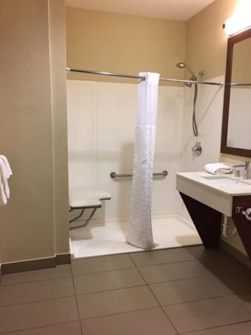 King Room - Accessible/Non-Smoking - Photo 4