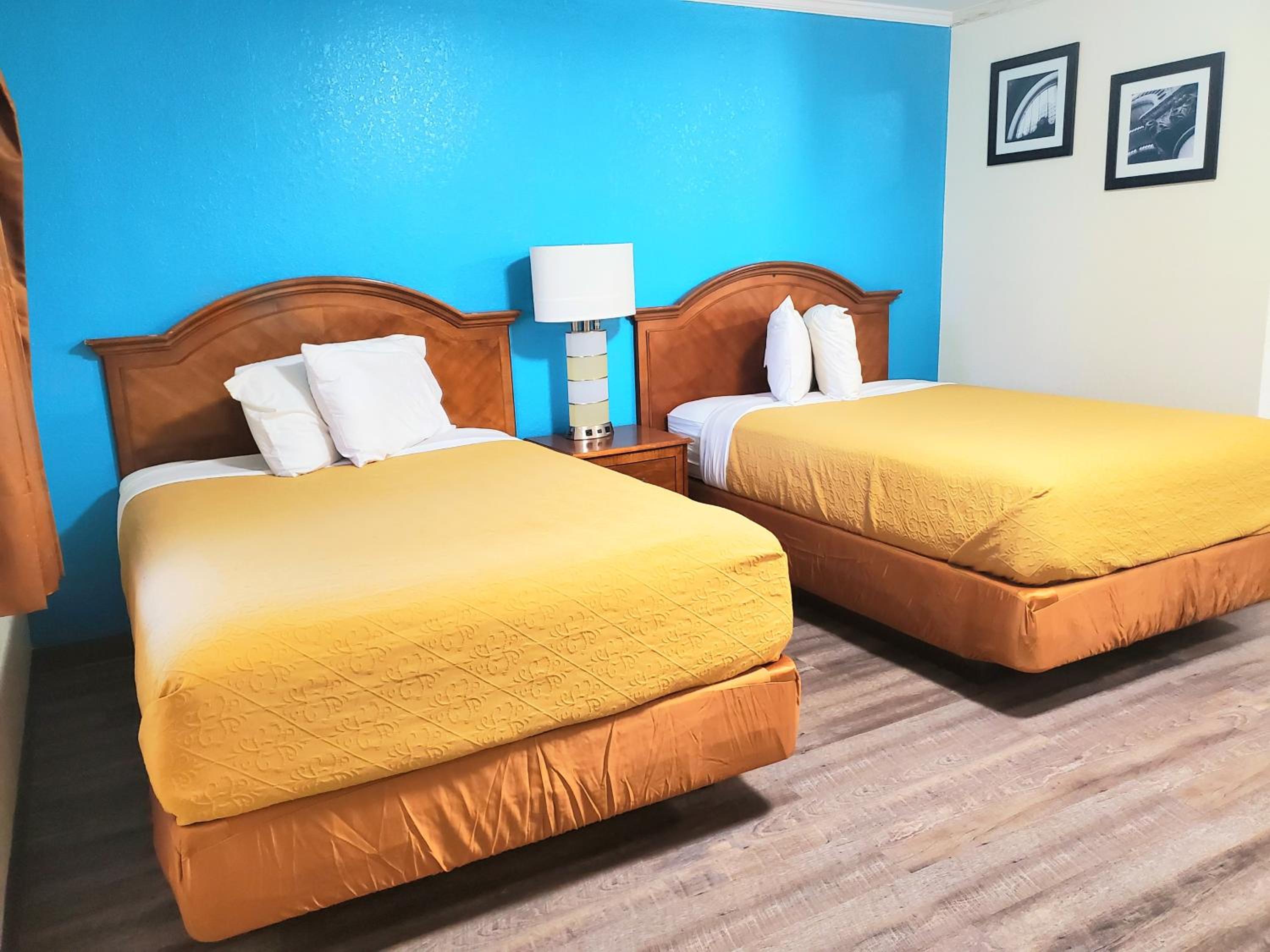 Deluxe Double Room (2 Adults + 1 Child) - Photo 8