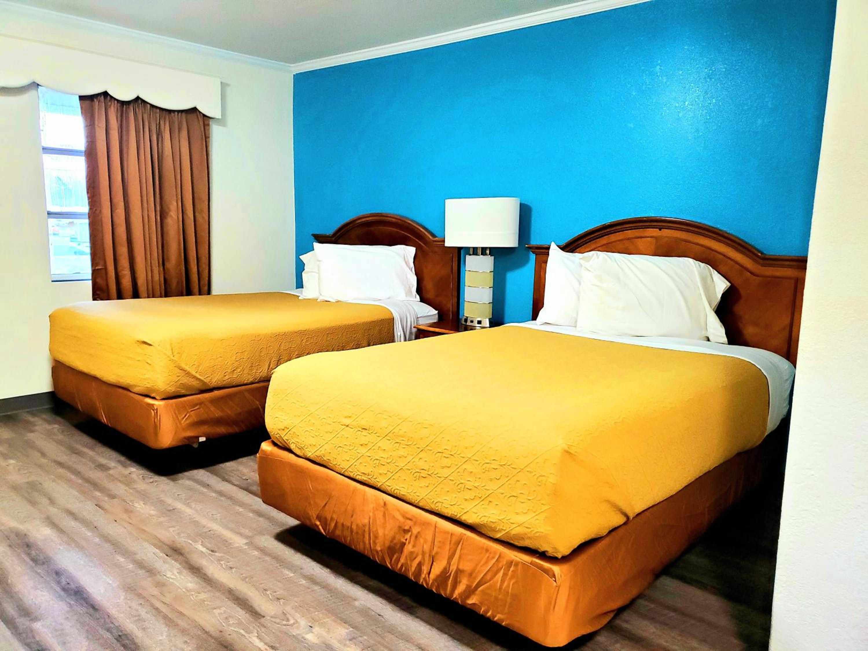 Deluxe Double Room (2 Adults + 1 Child) - Photo 4