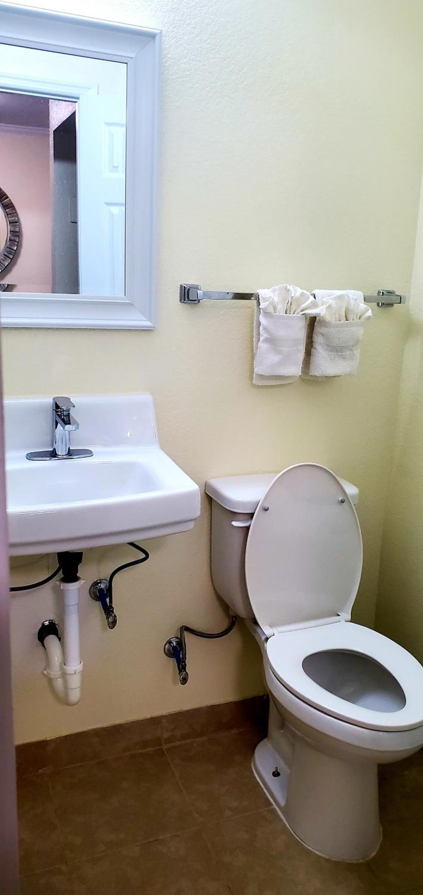 Deluxe Double Room (2 Adults + 1 Child) - Photo 5