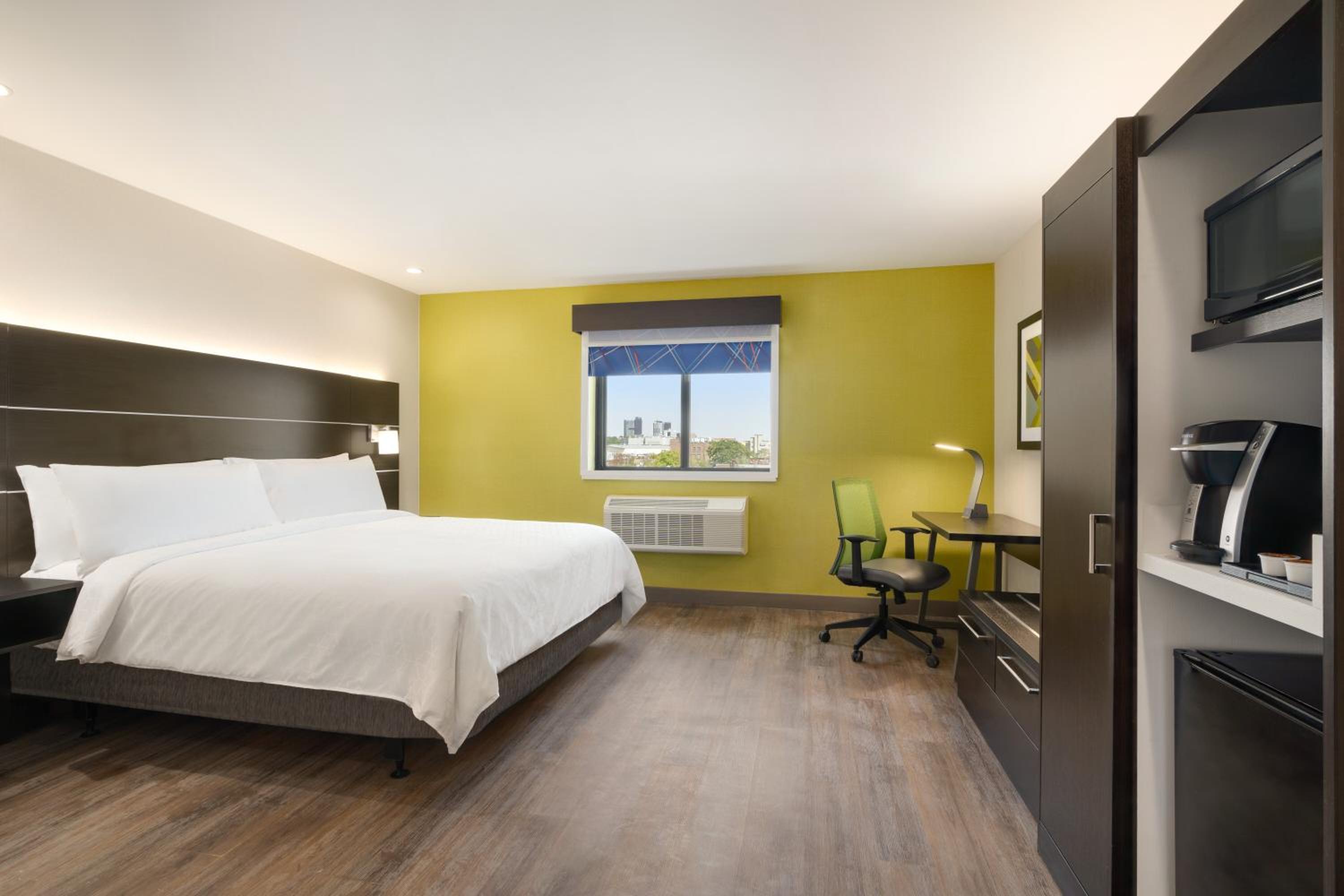 King Room - Hearing Accessible/Non-Smoking  - Photo 4