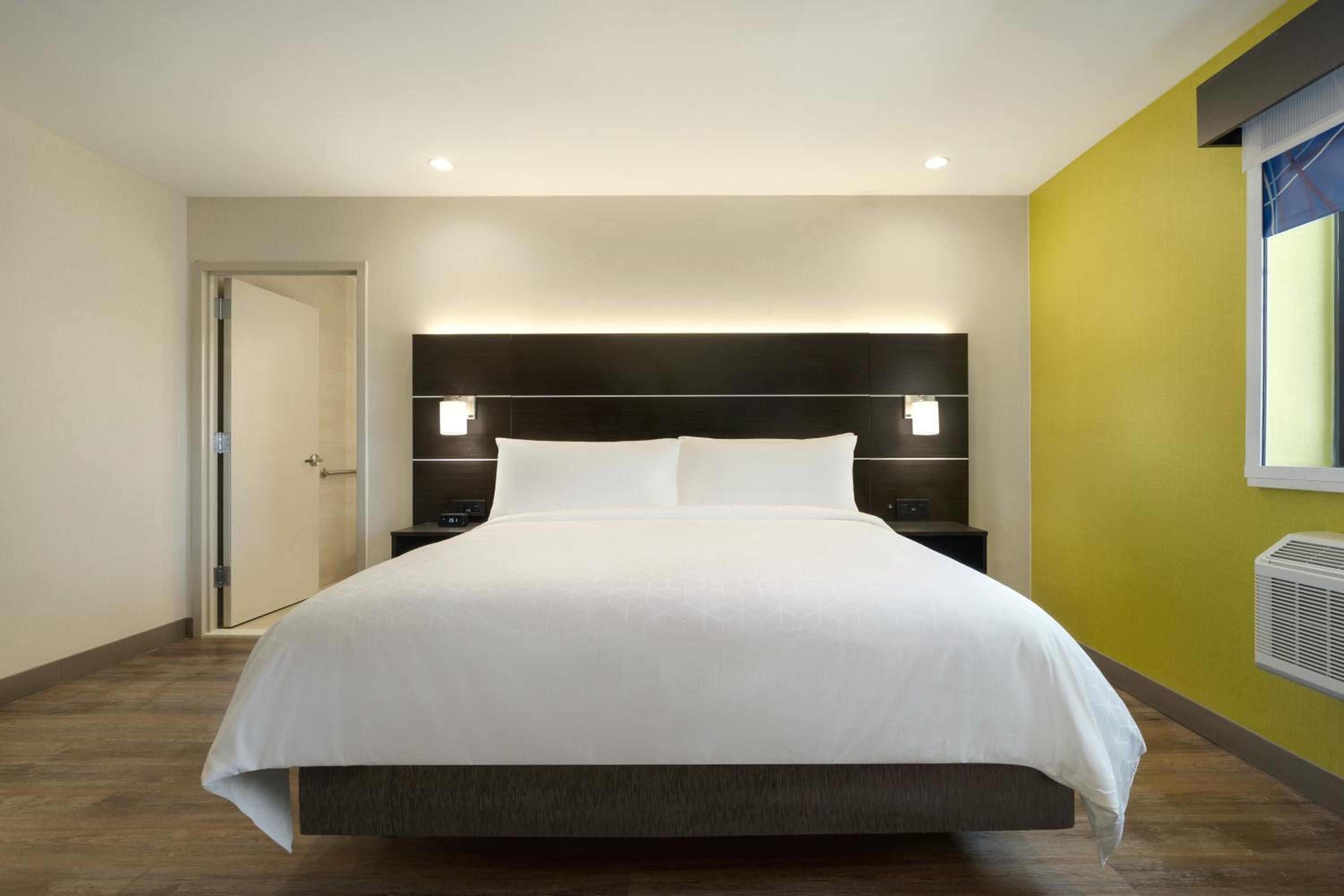 Standard King Room with Roll-In Shower - Mobility Access - Photo 2
