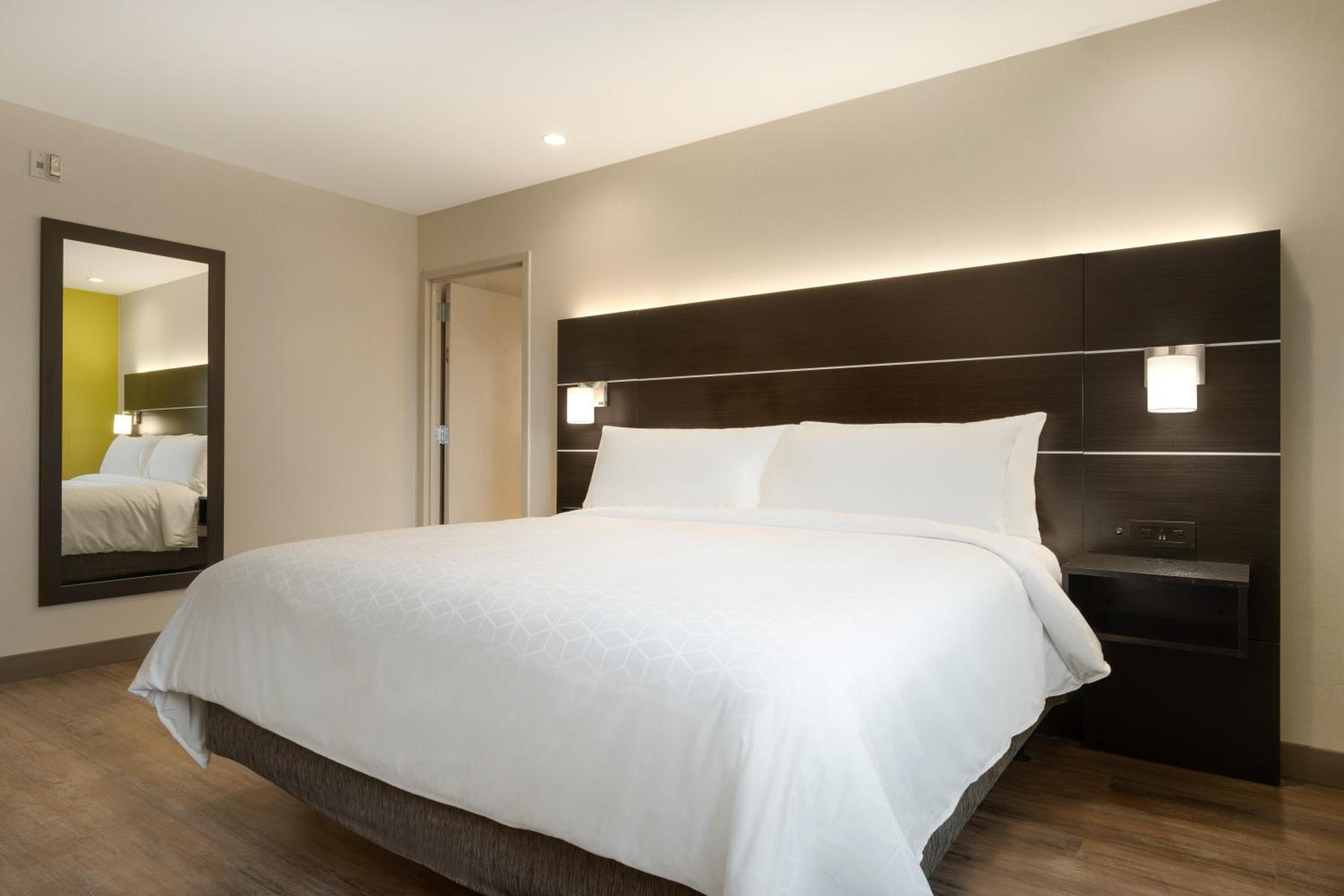King Room - Hearing Accessible/Non-Smoking  - Photo 2