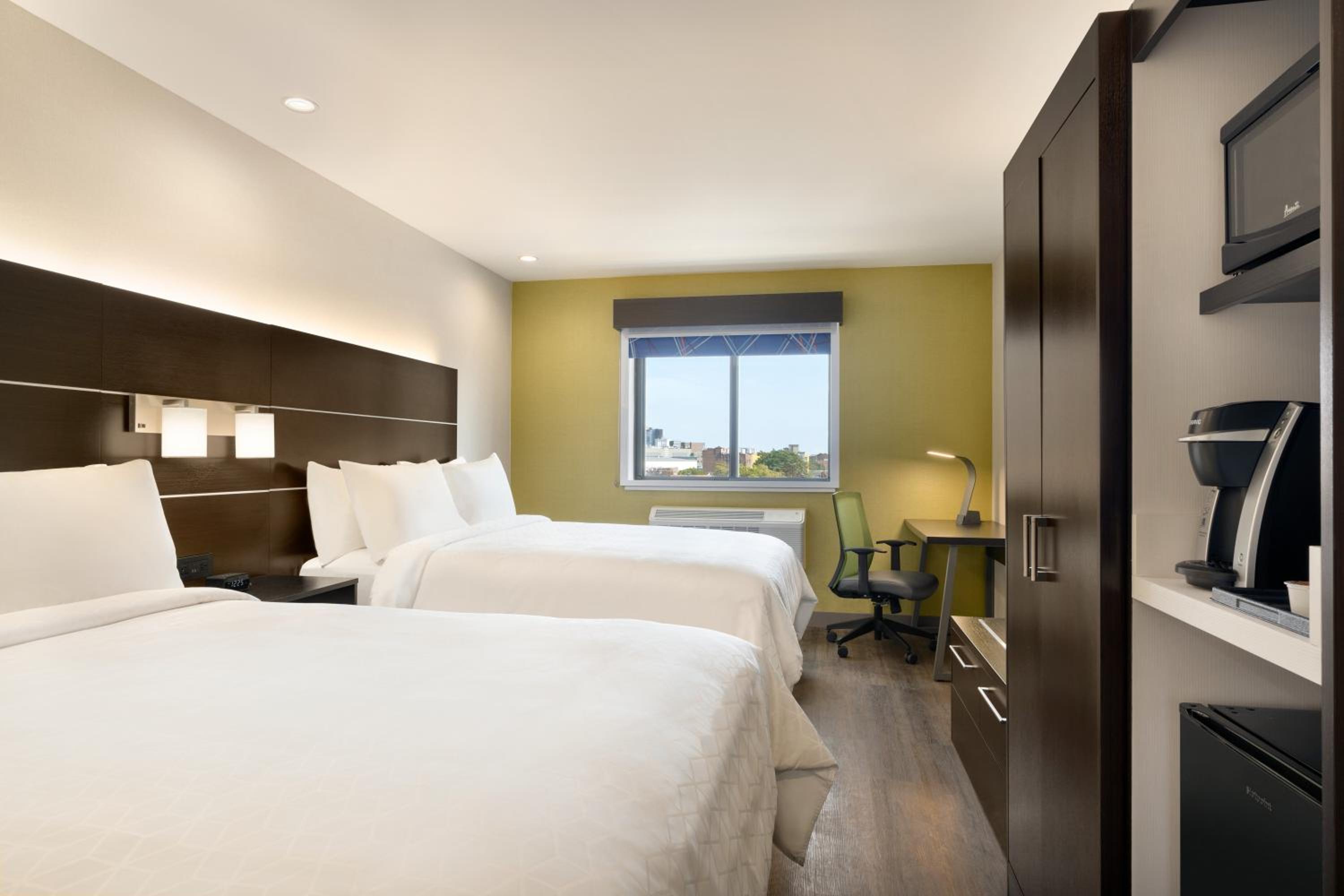 Standard Queen Room with Two Queen Beds - Photo 5