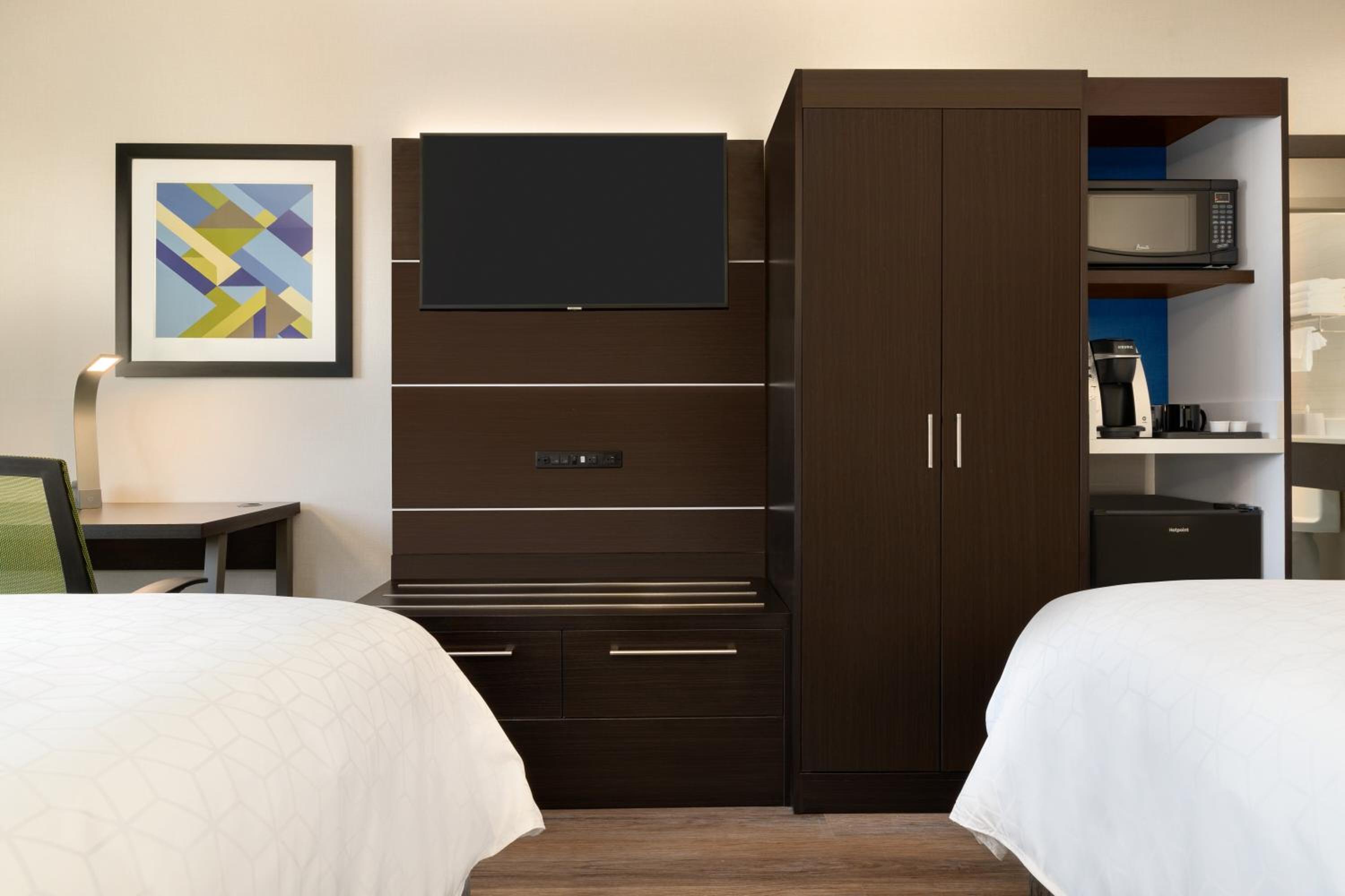 Standard Queen Room with Two Queen Beds - Photo 2