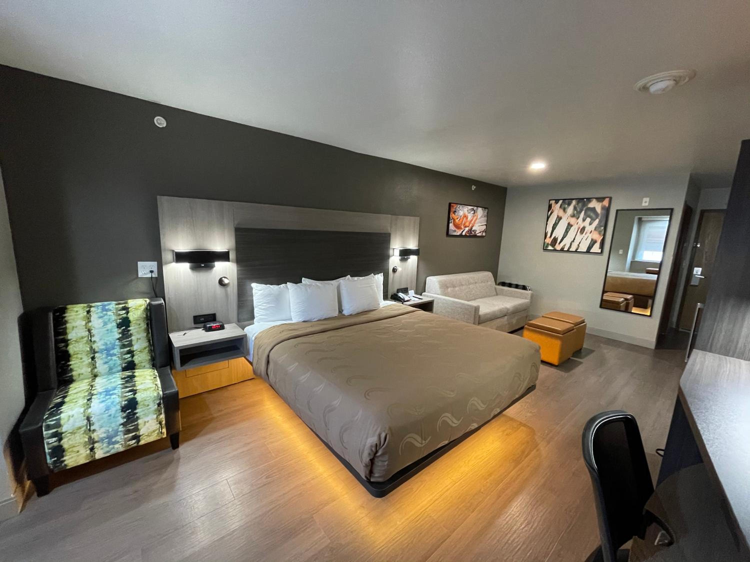King Suite - Non-Smoking - Photo 1