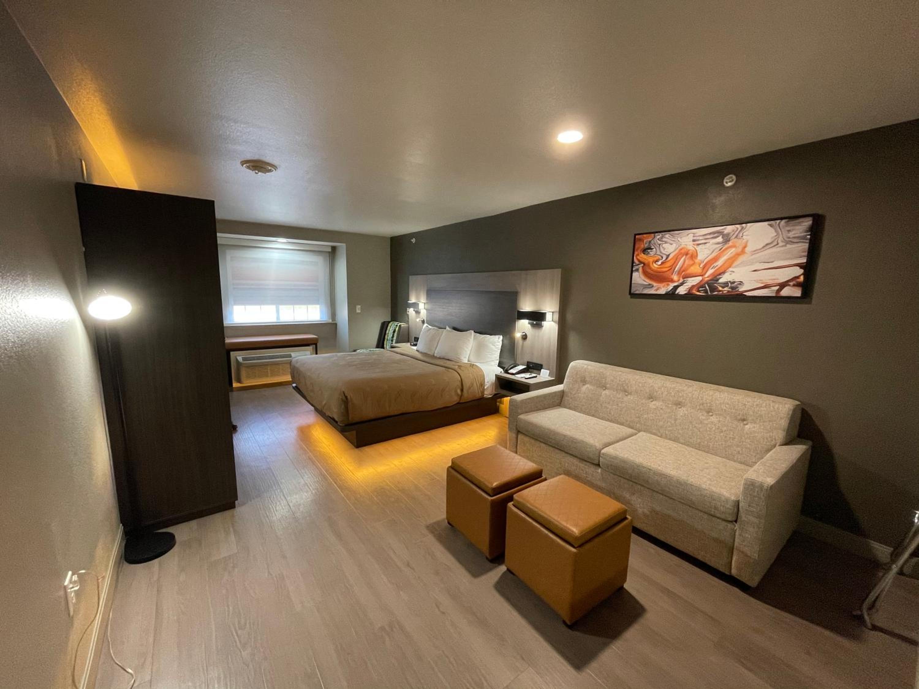 King Suite - Non-Smoking photo 1