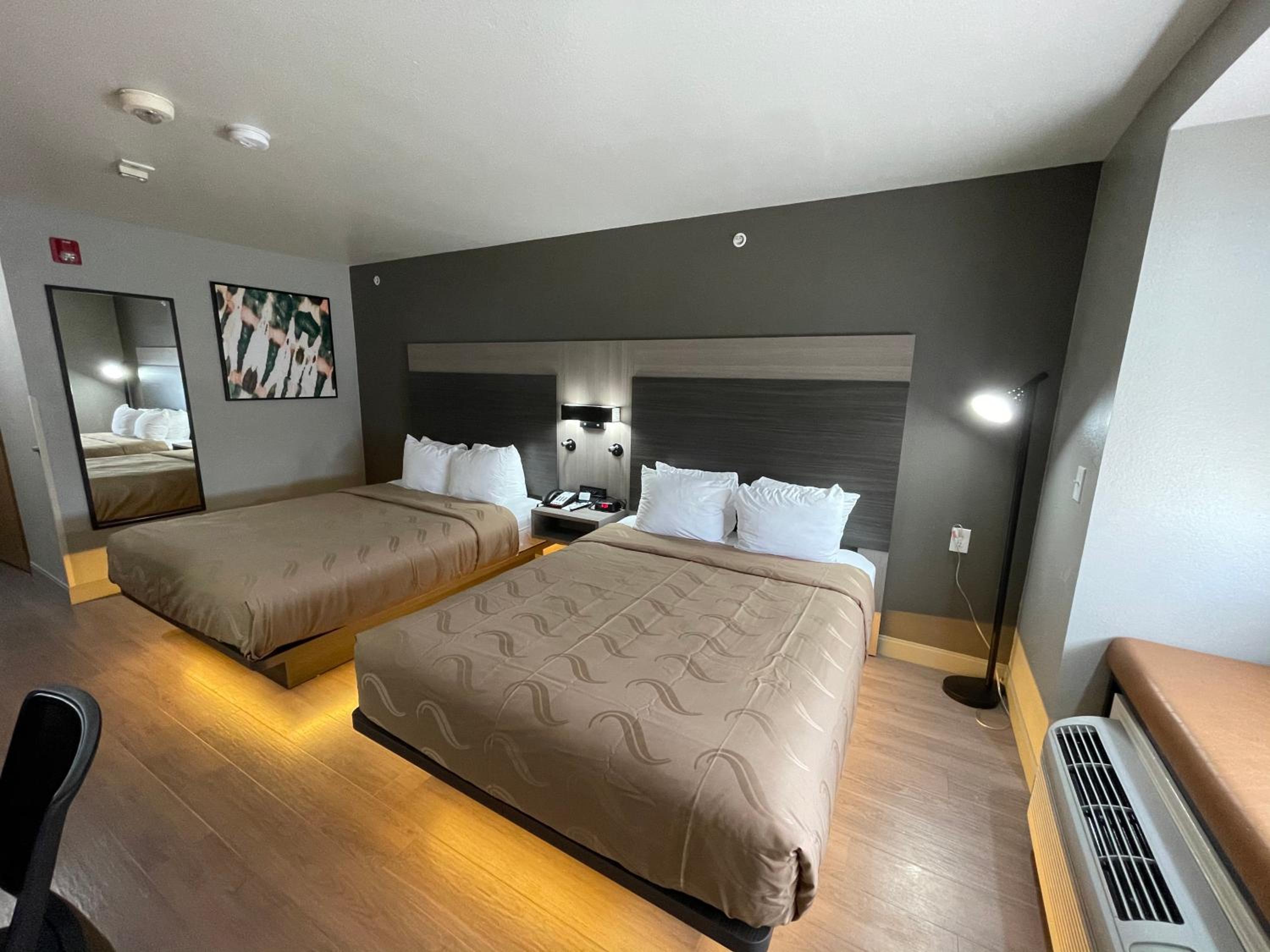 Standard Queen Room with Two Queen Beds - Non-Smoking - Photo 2