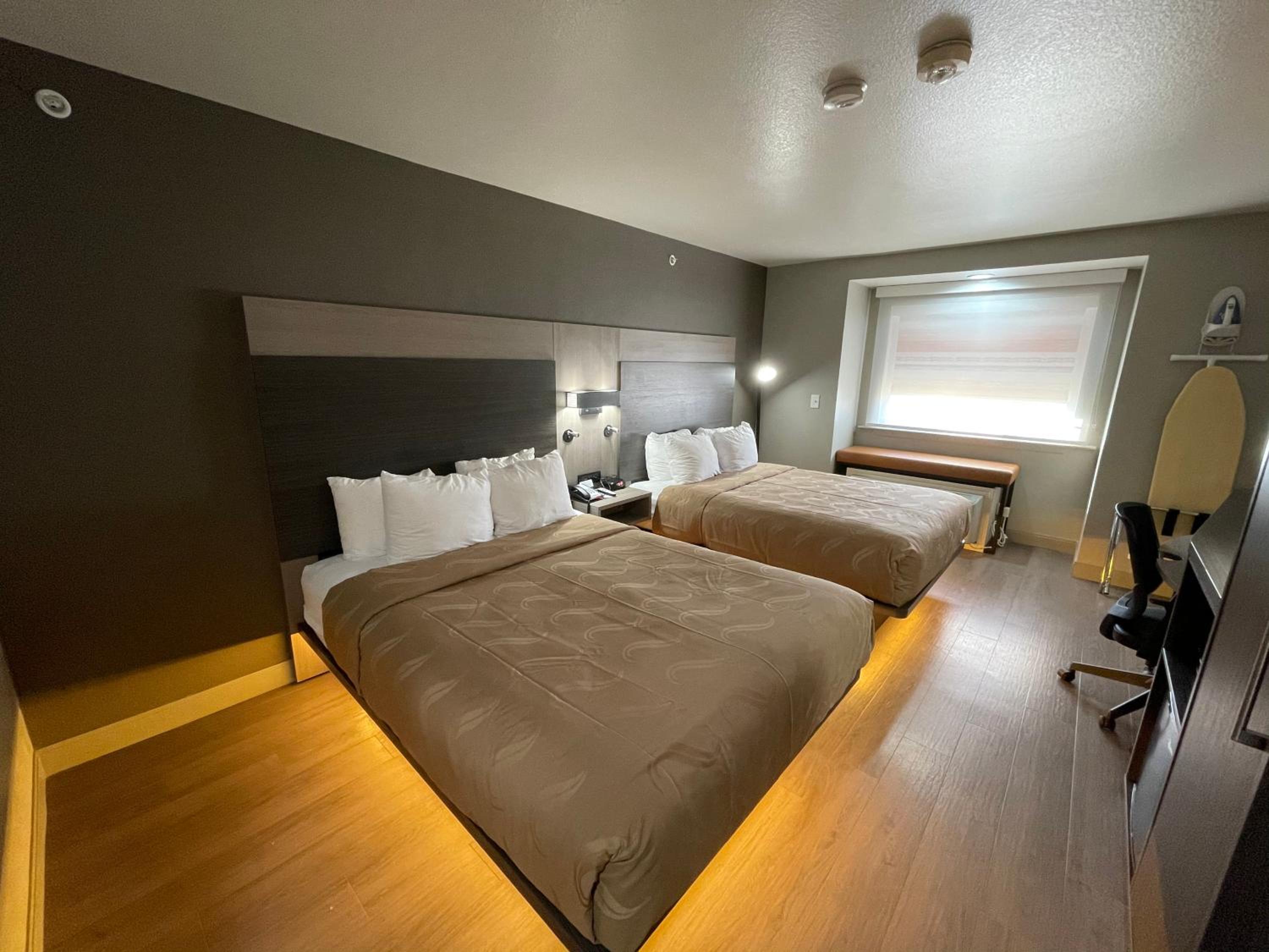 Standard Queen Room with Two Queen Beds - Non-Smoking - Photo 5