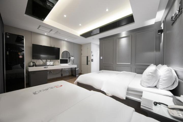 Standard Twin Room - Photo 4