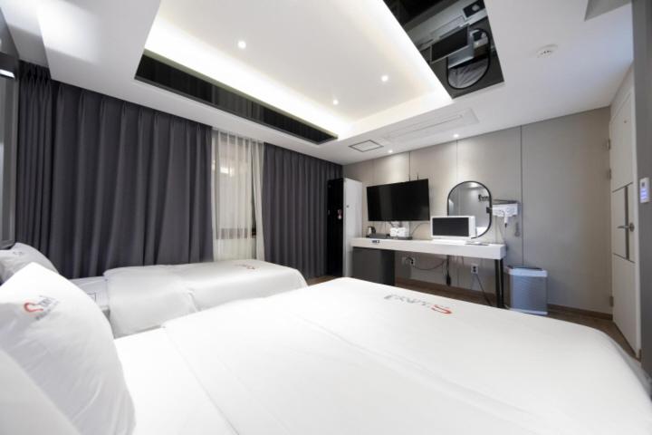 Standard Twin Room - Photo 5