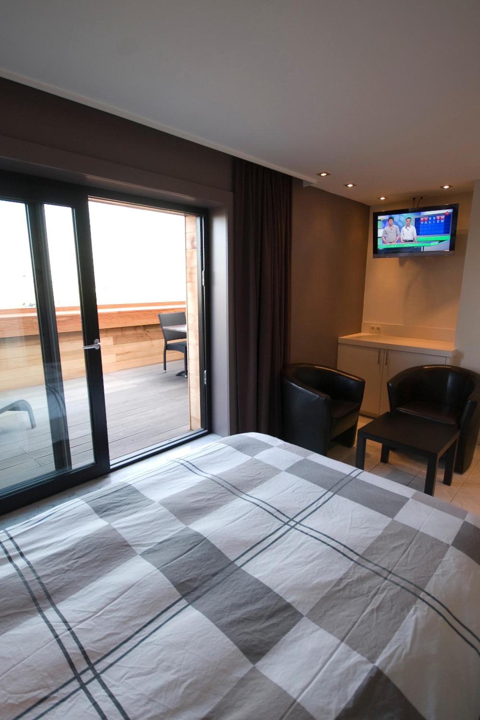 Deluxe Double Room - Photo 12