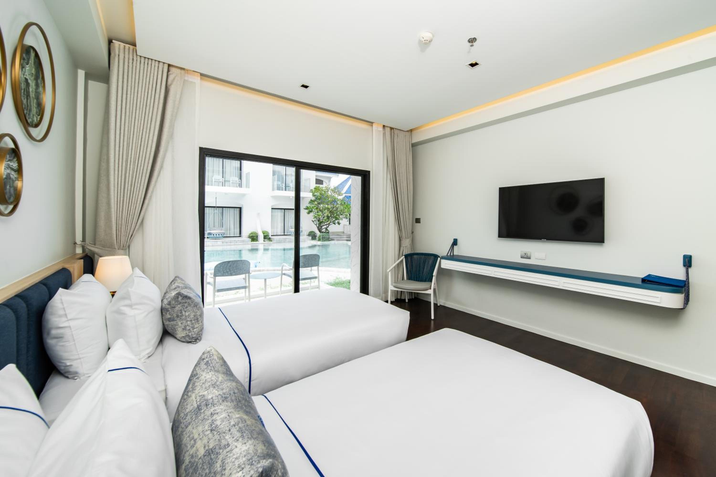 Deluxe Twin Bed with Pool View - Photo 8