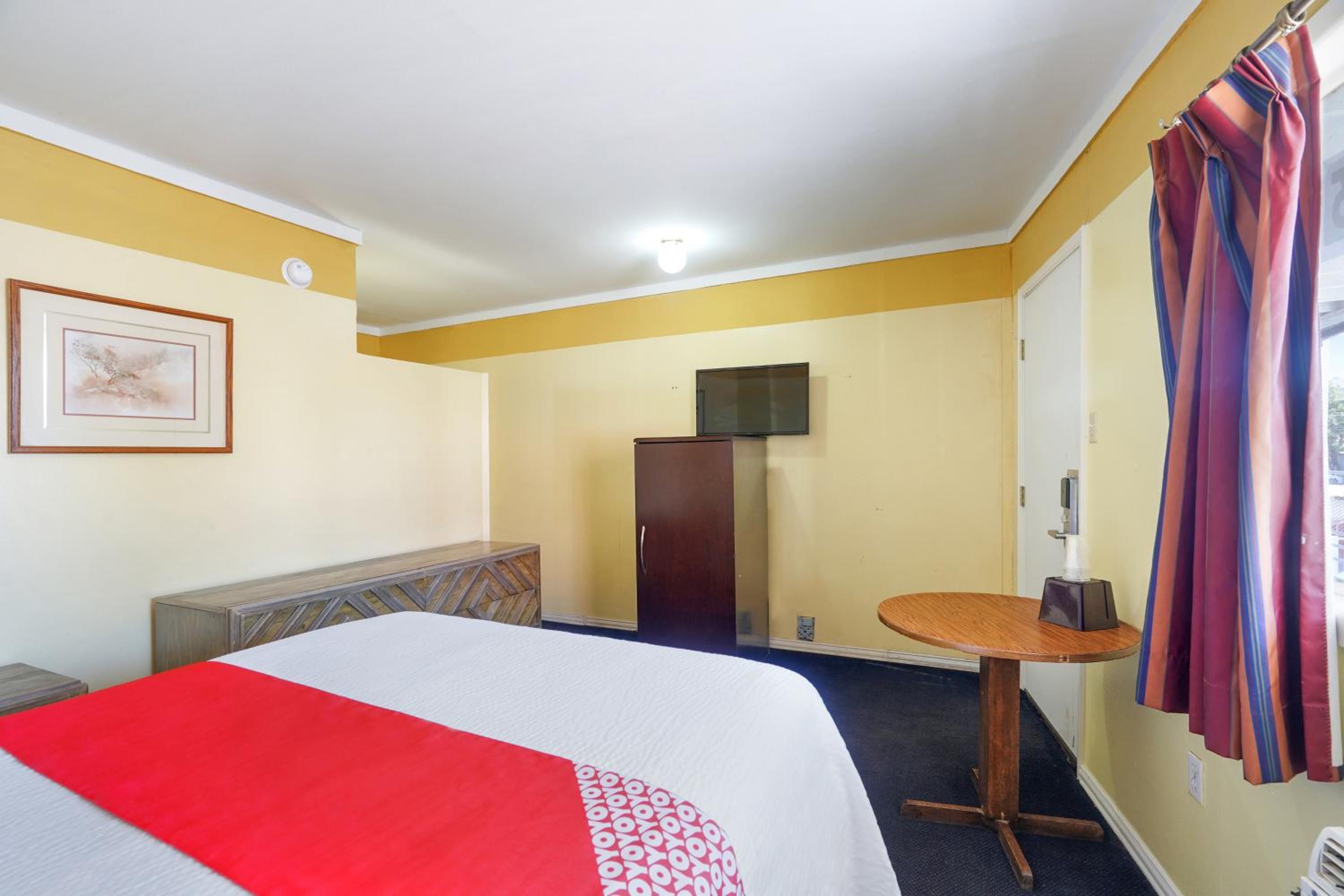 Queen Room photo 2