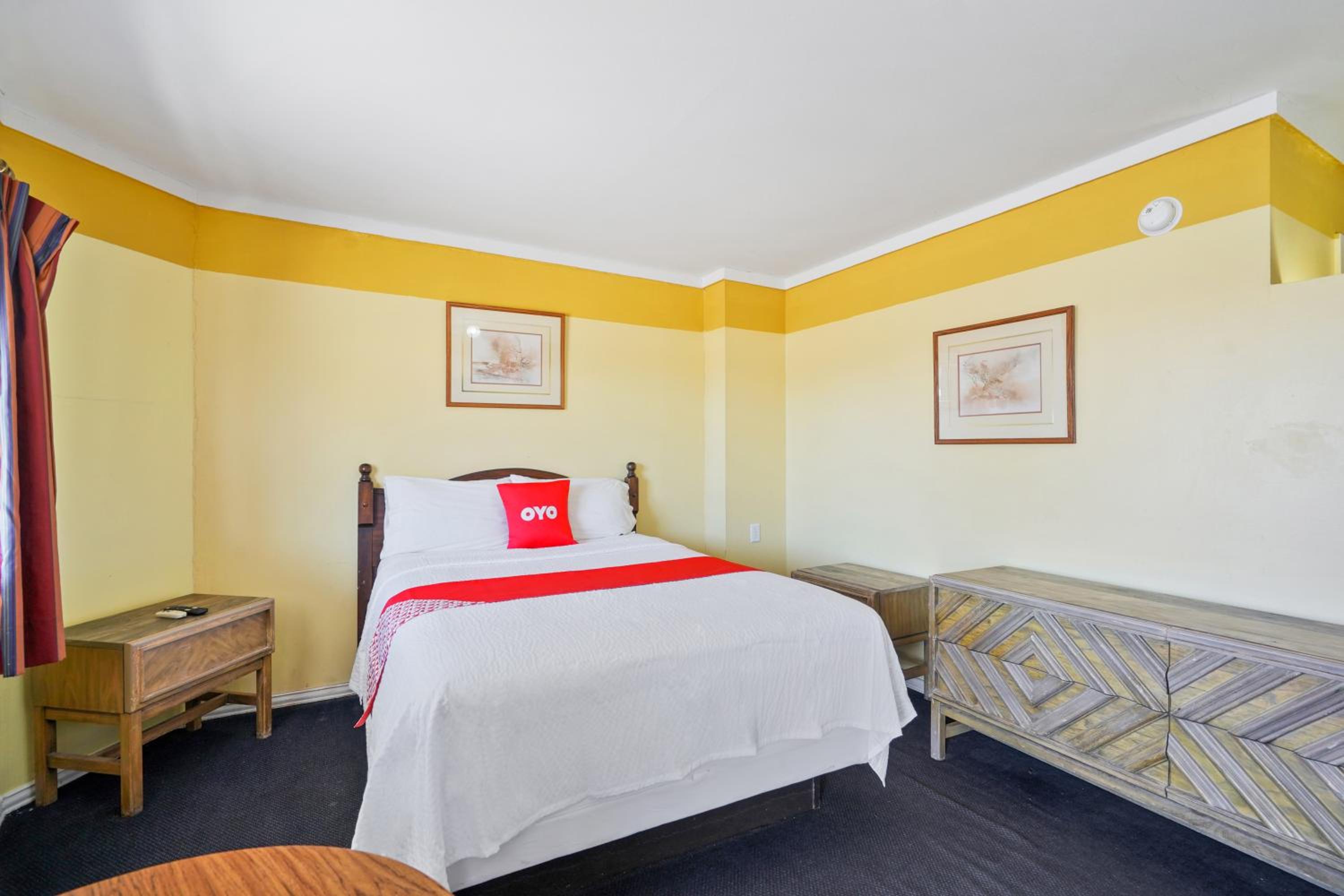 Queen Room photo 1