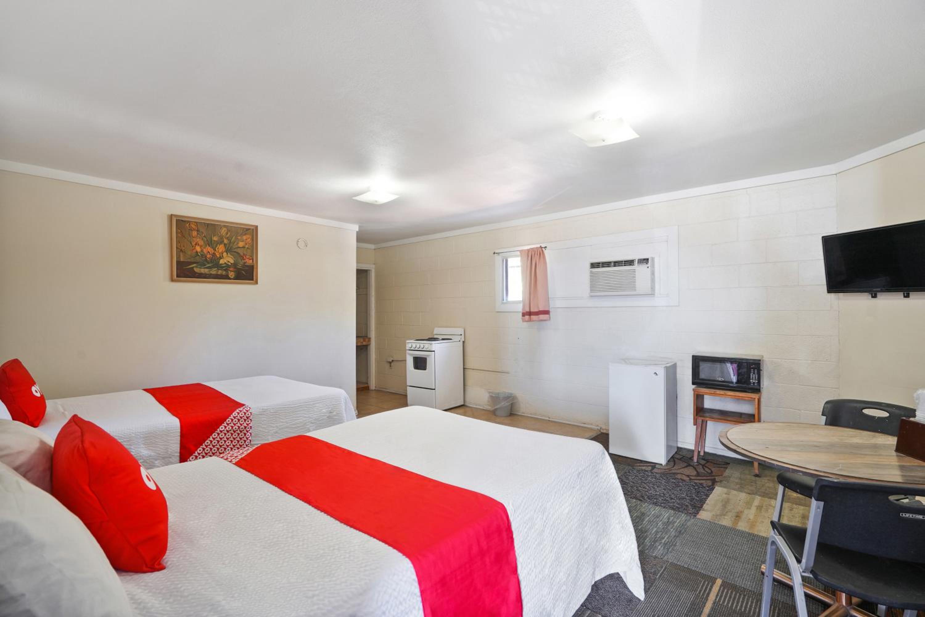 2 Full Beds with Kitchenette	 photo 1