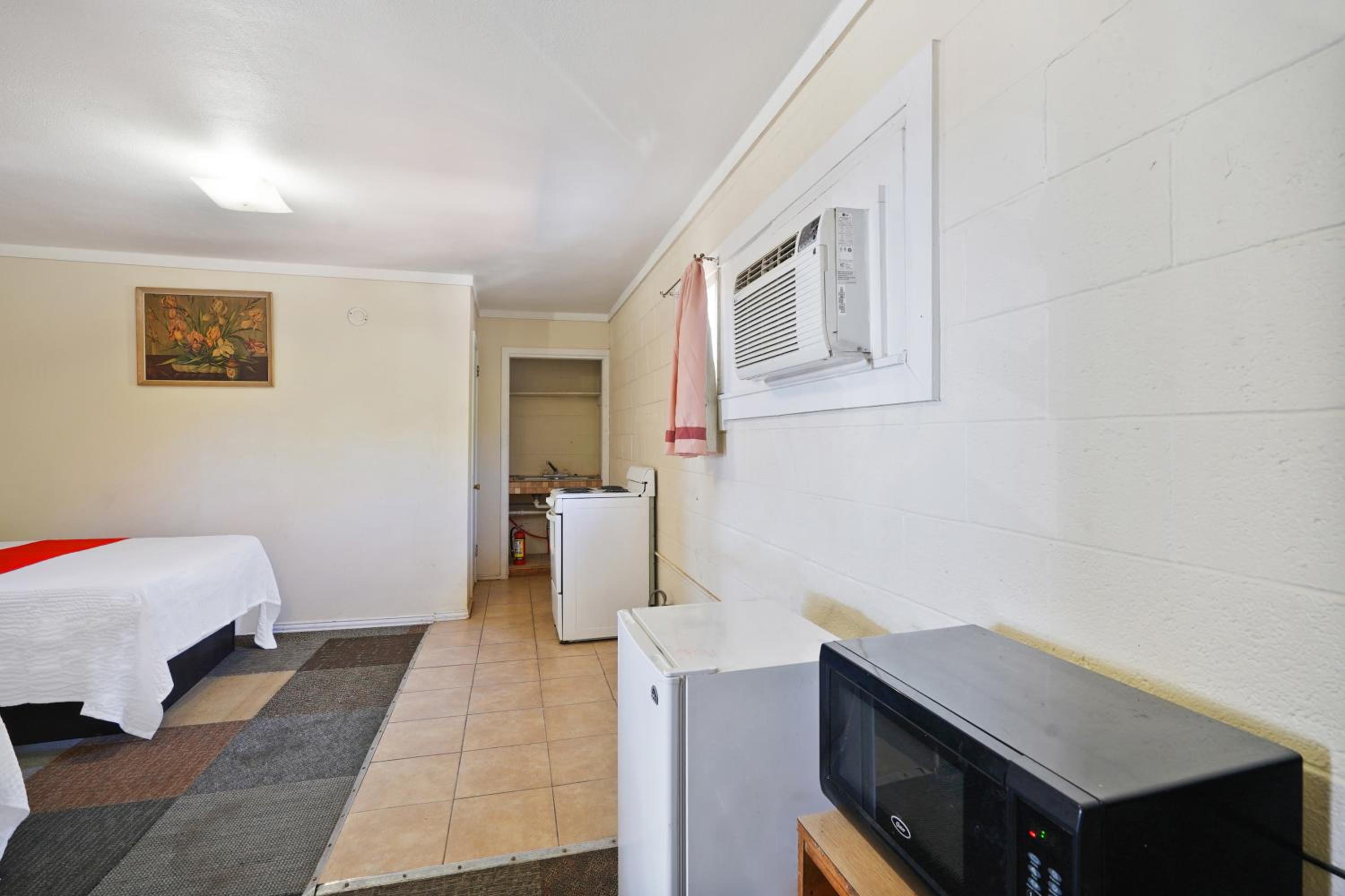 2 Full Beds with Kitchenette	 photo 3