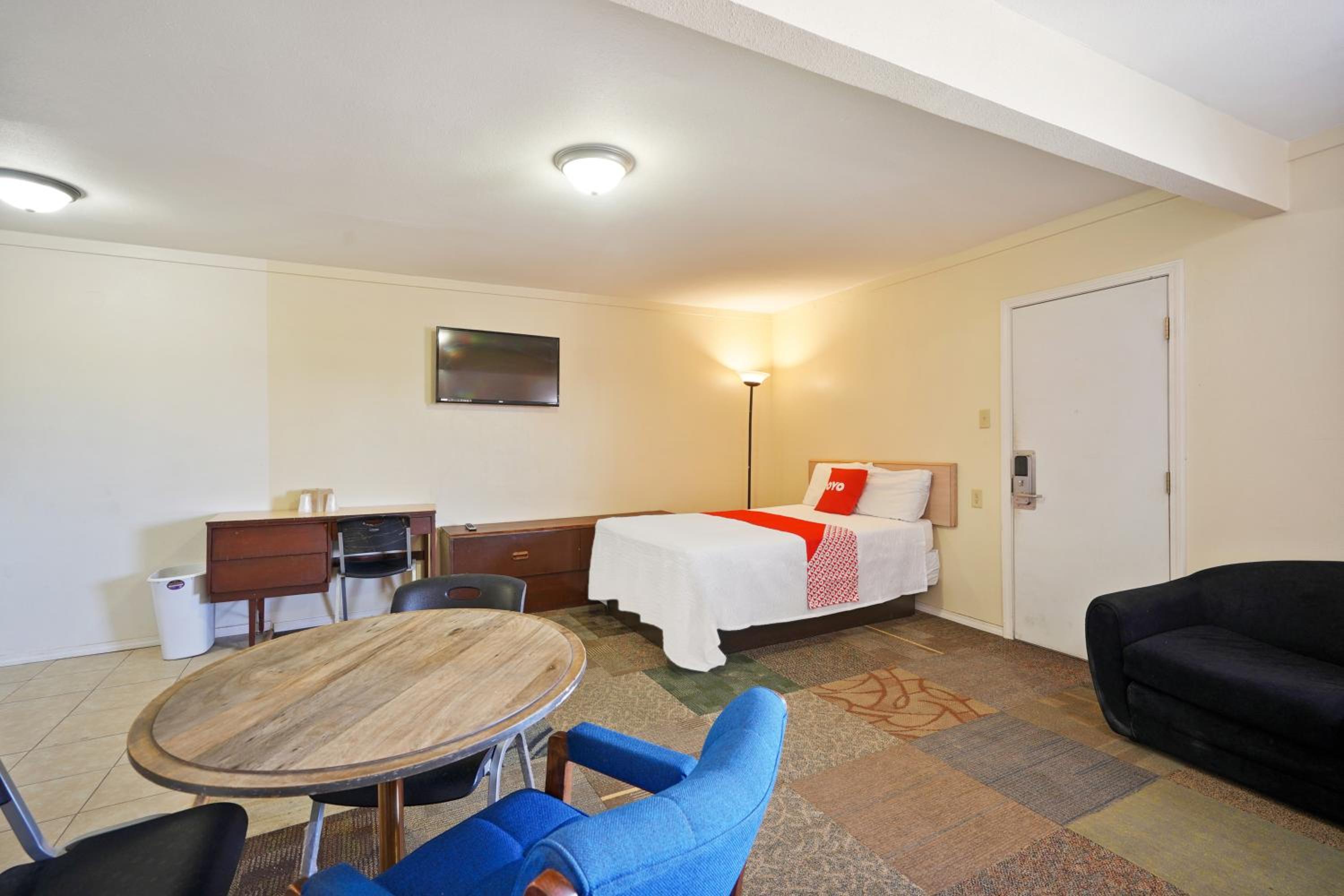 3 Full Bed with Kitchenette	 photo 3