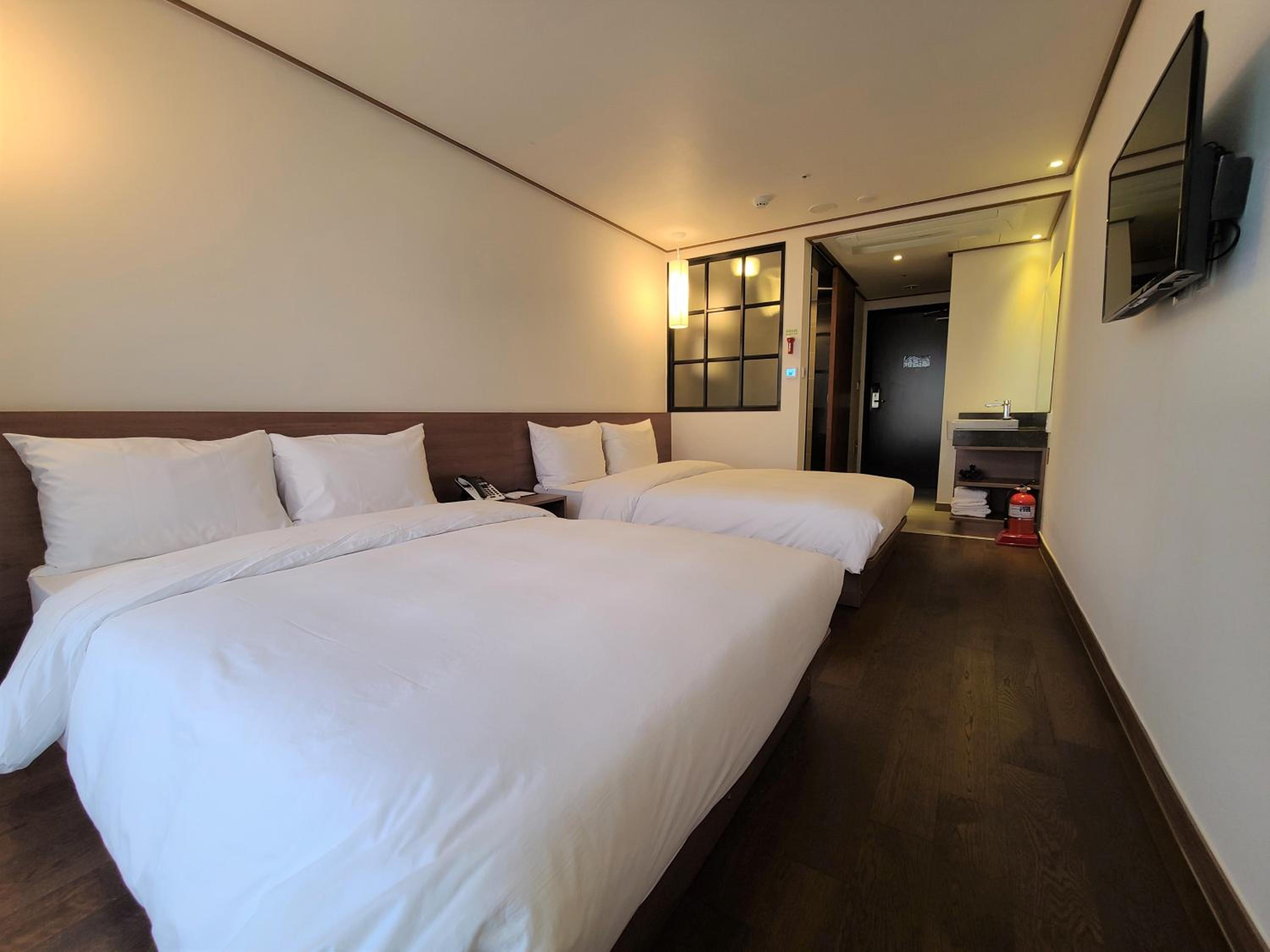 Family Double Room - Photo 1