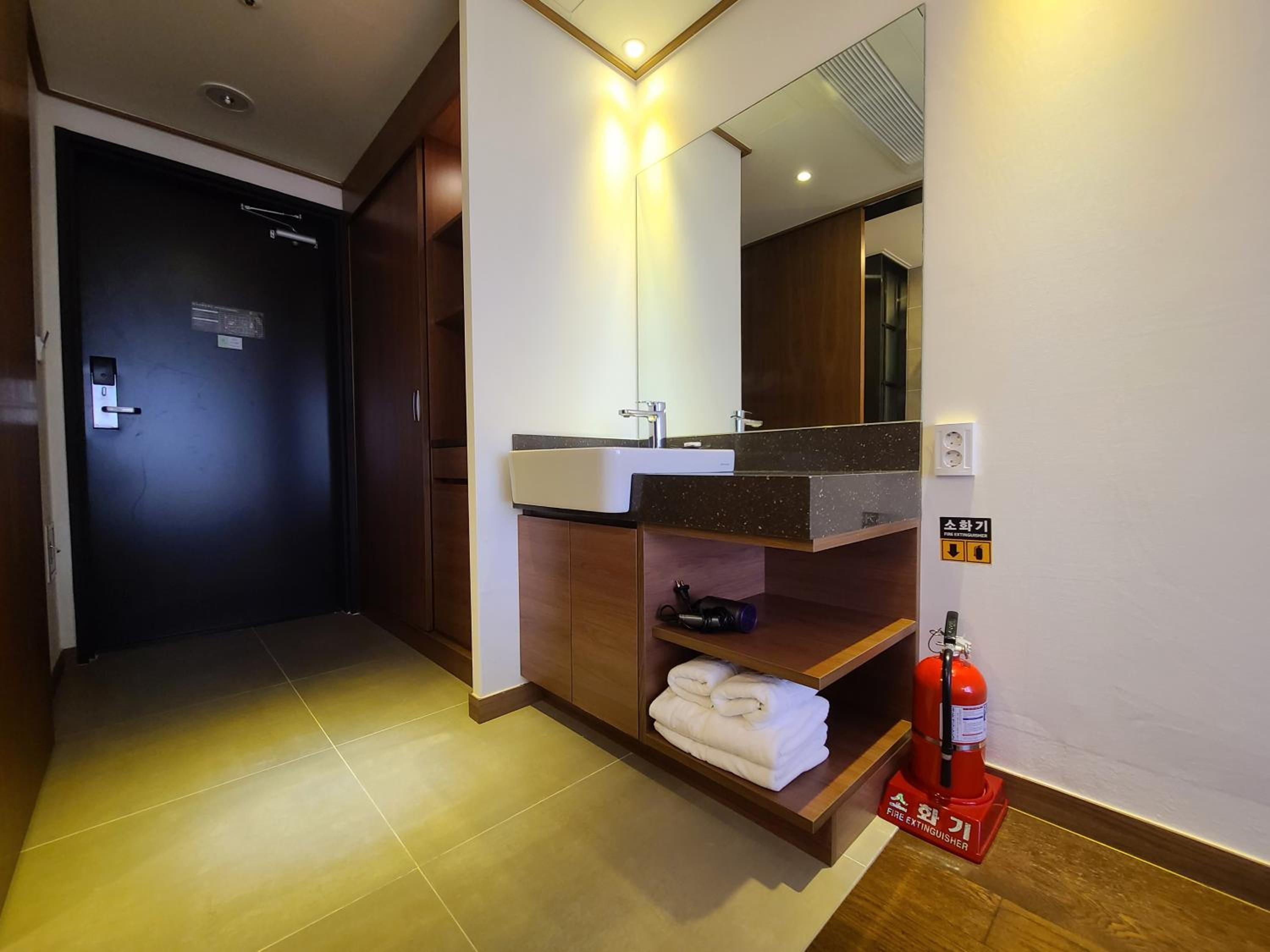 Family Twin Room - Photo 3