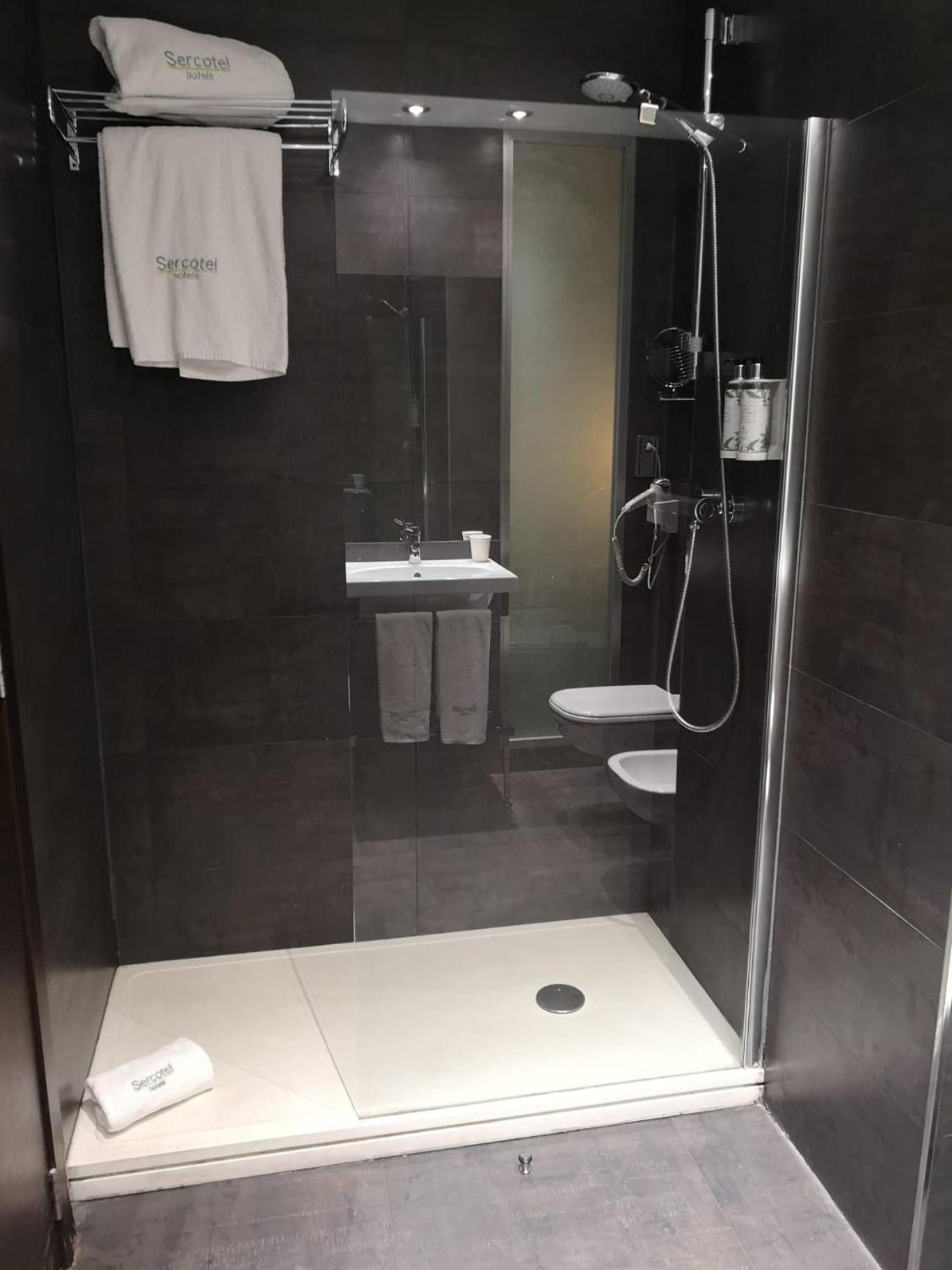 Standard Double or Twin Room - Photo 3