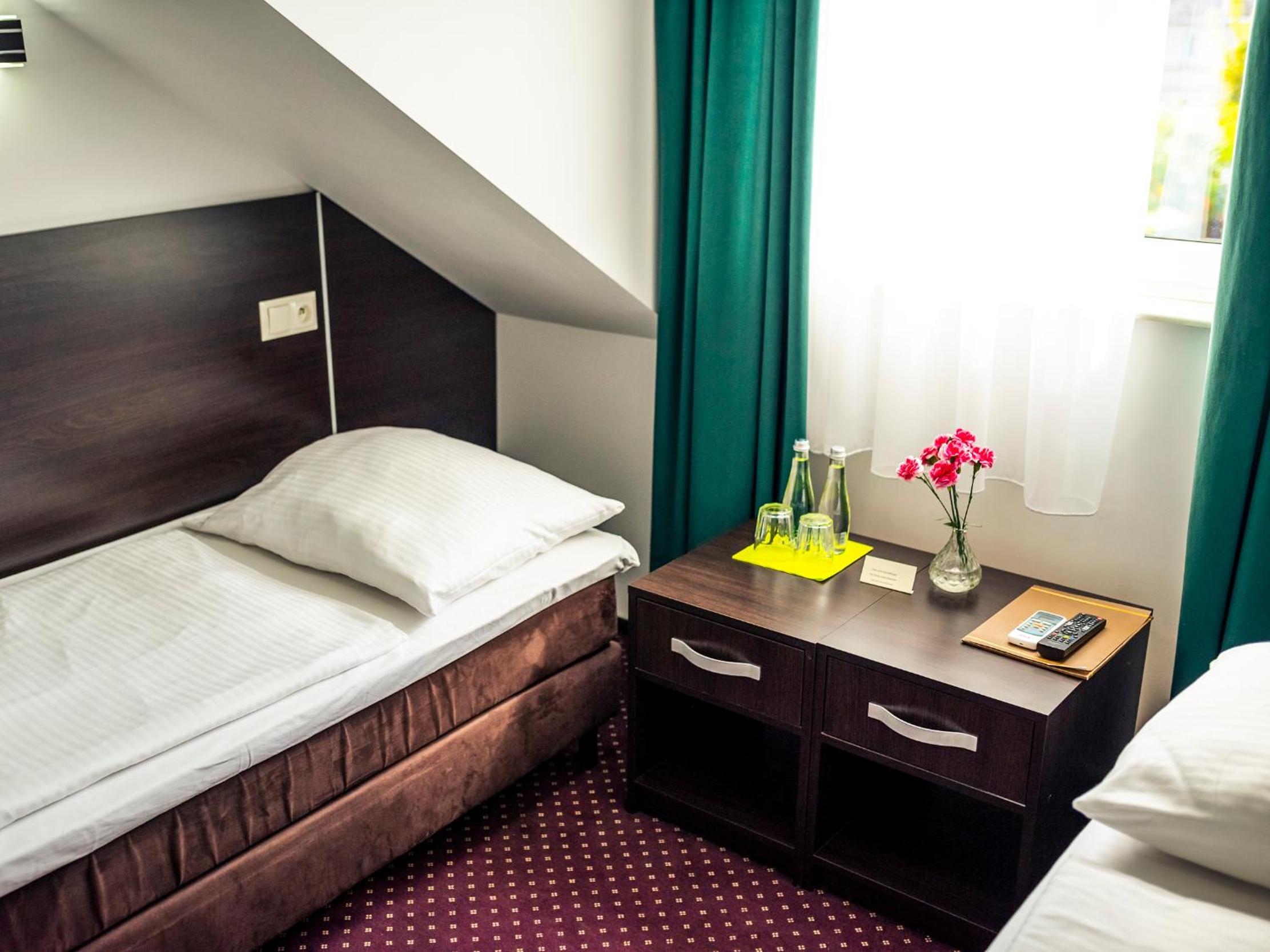 Standard Twin Room - Photo 1