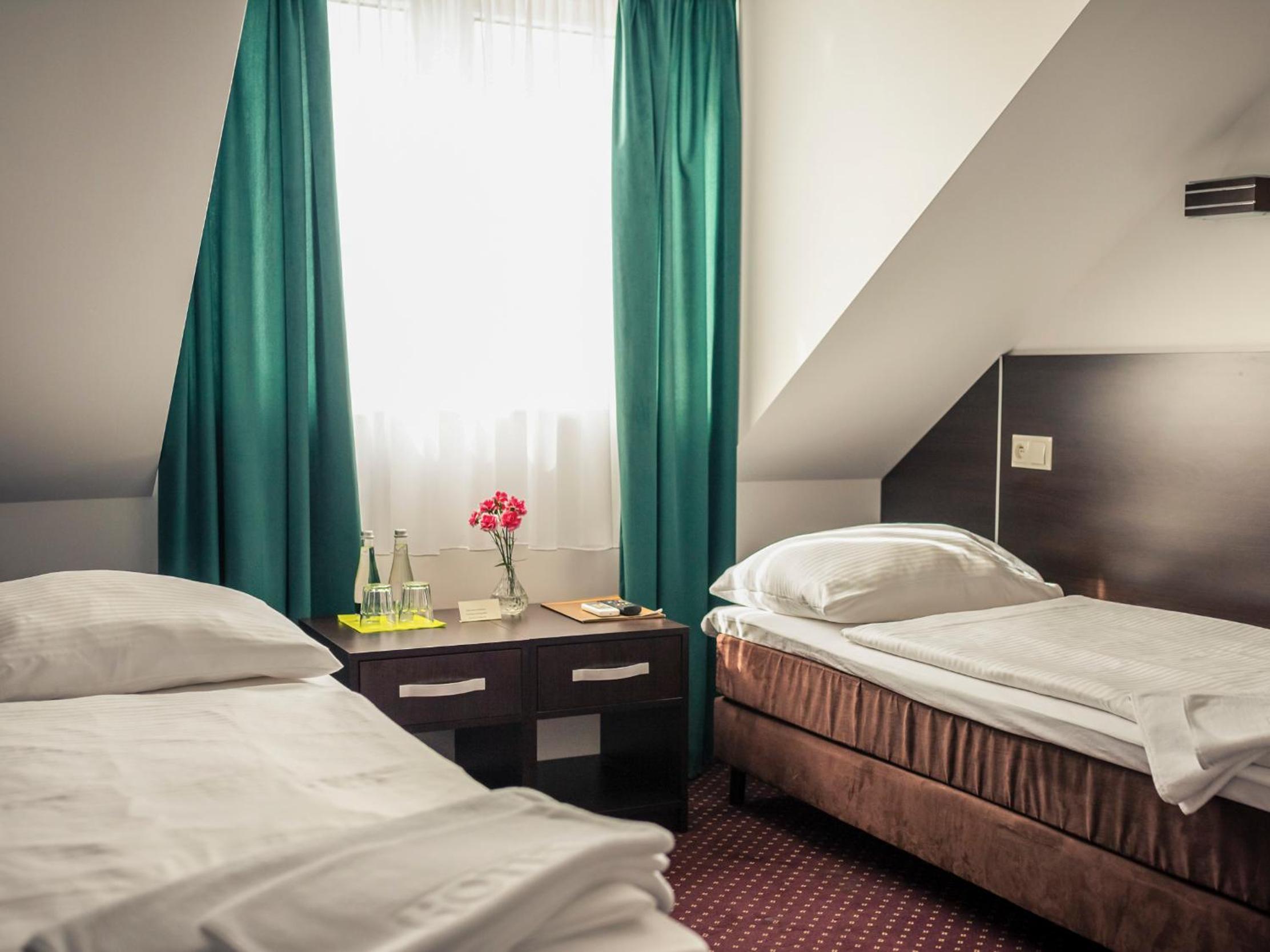 Standard Twin Room - Photo 4