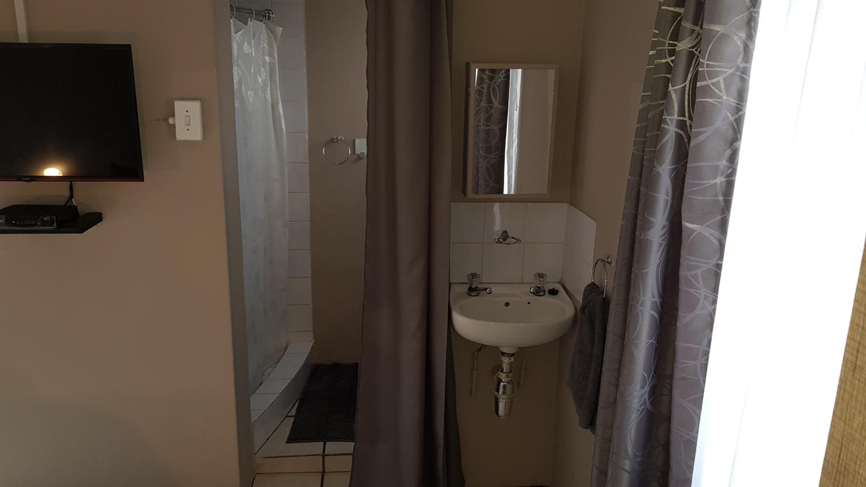 One-Bedroom Apartment - Photo 3